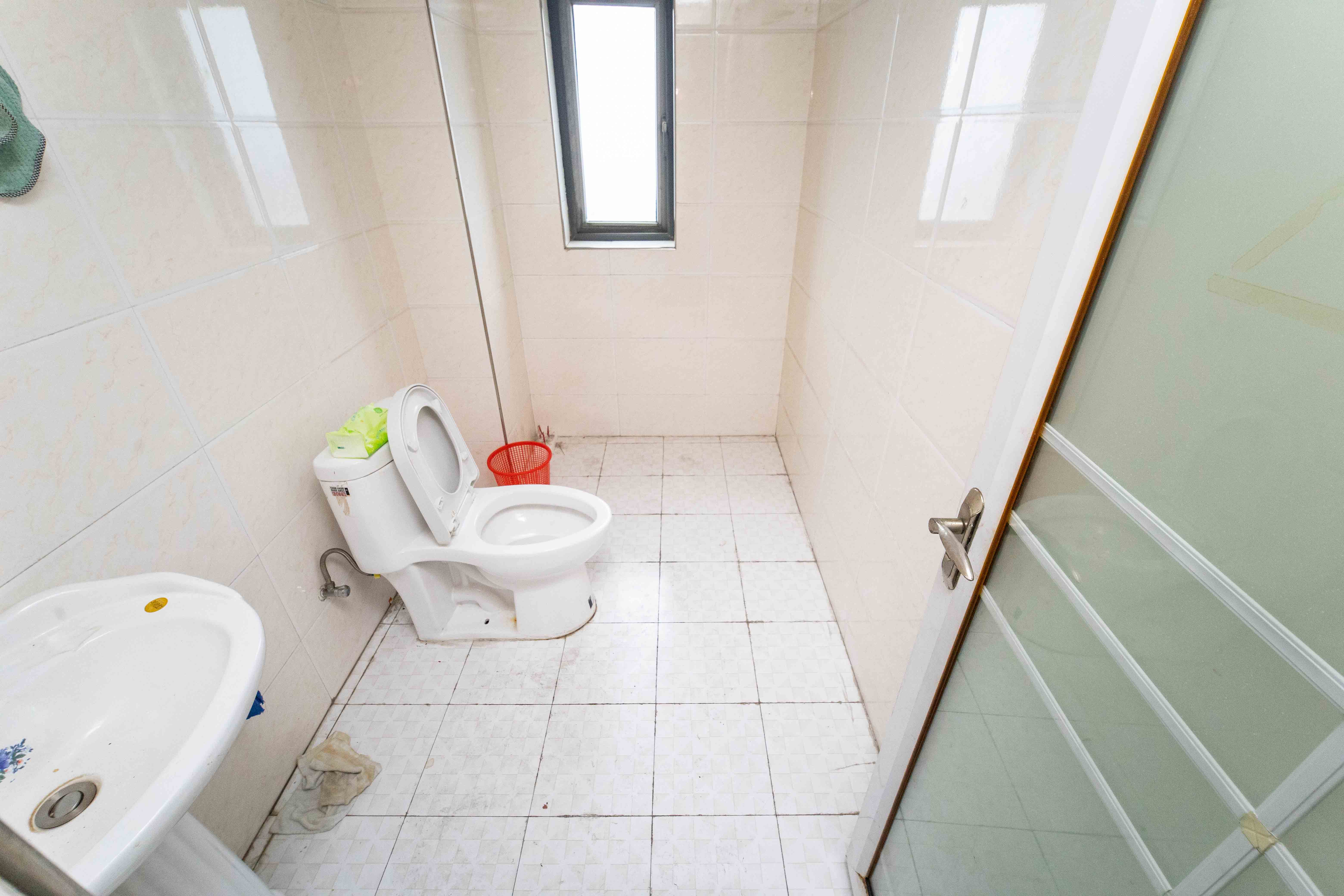 华城广场 3室2厅1卫 122.0万 华城广场 3室2厅1卫 122.0万卫生间