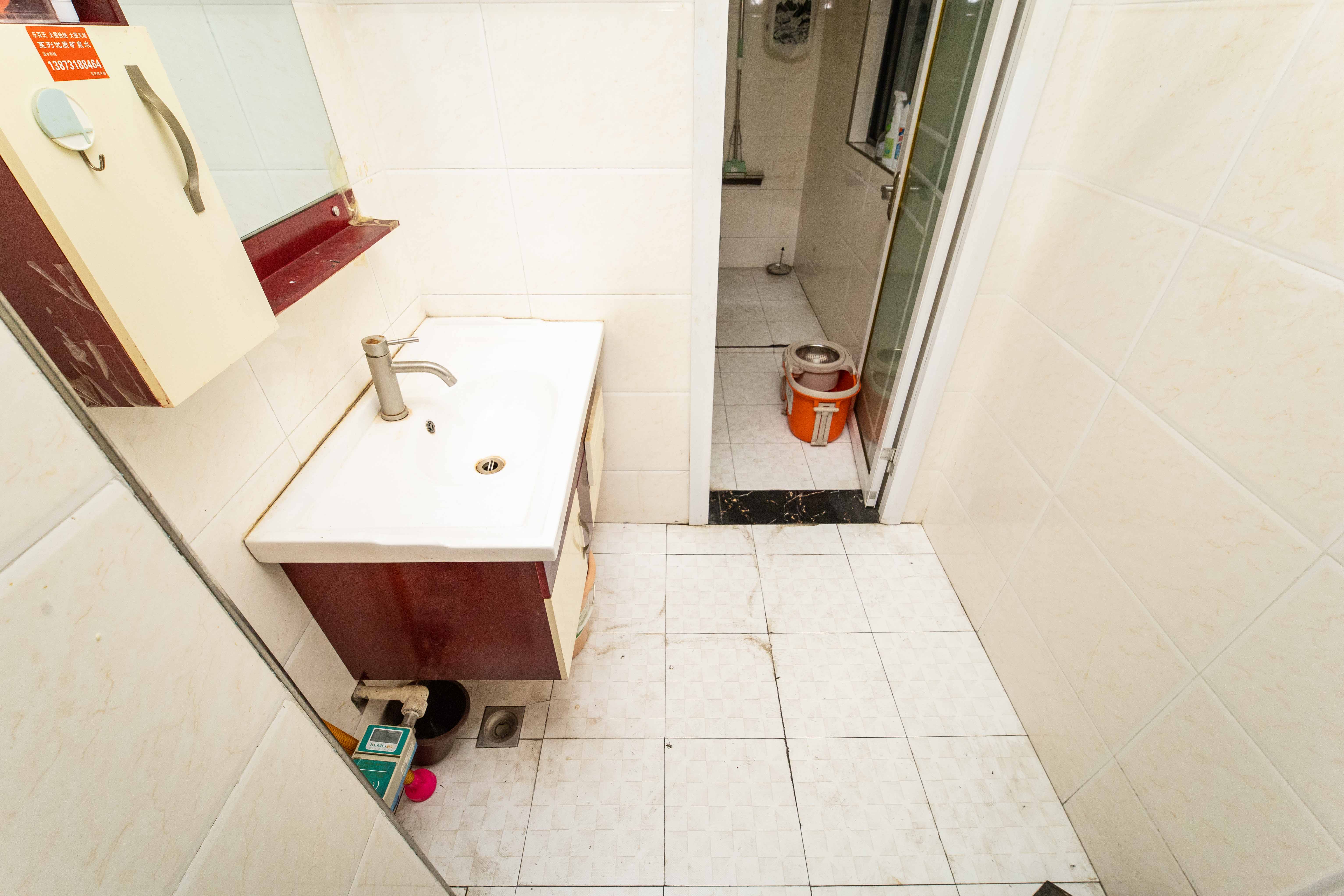 华城广场 3室2厅1卫 122.0万 华城广场 3室2厅1卫 122.0万卫生间