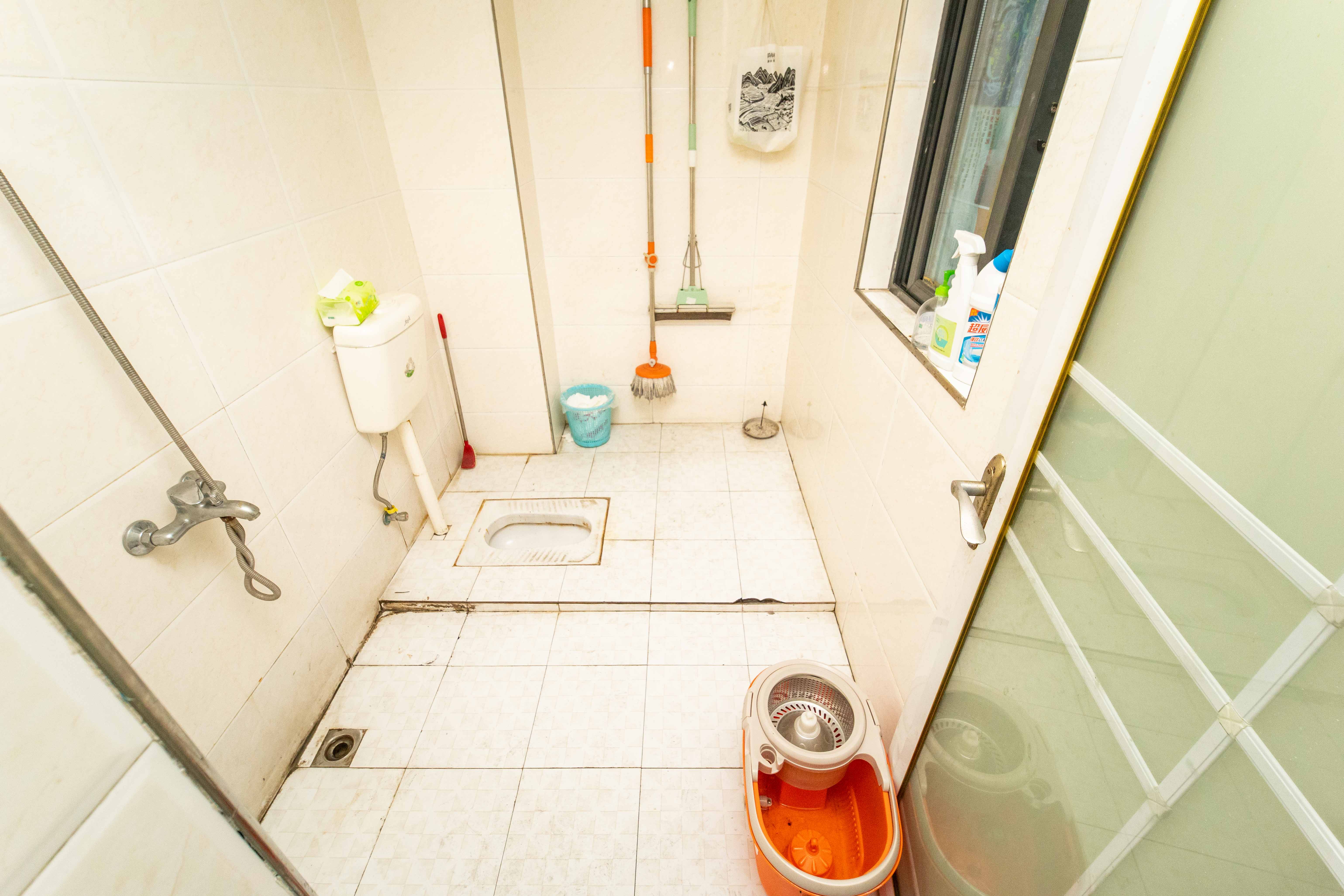 华城广场 3室2厅1卫 122.0万 华城广场 3室2厅1卫 122.0万卫生间