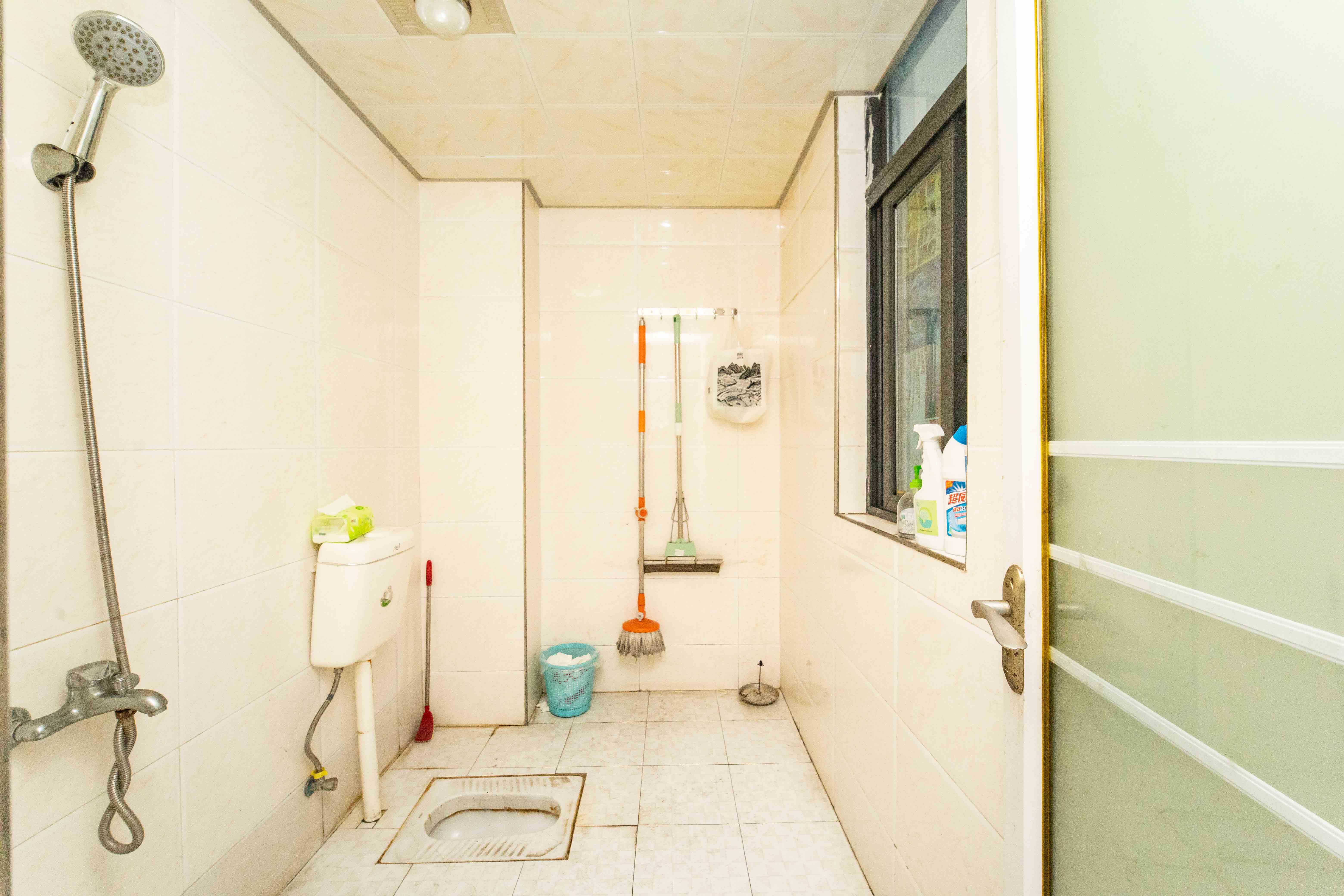 华城广场 3室2厅1卫 122.0万 华城广场 3室2厅1卫 122.0万卫生间