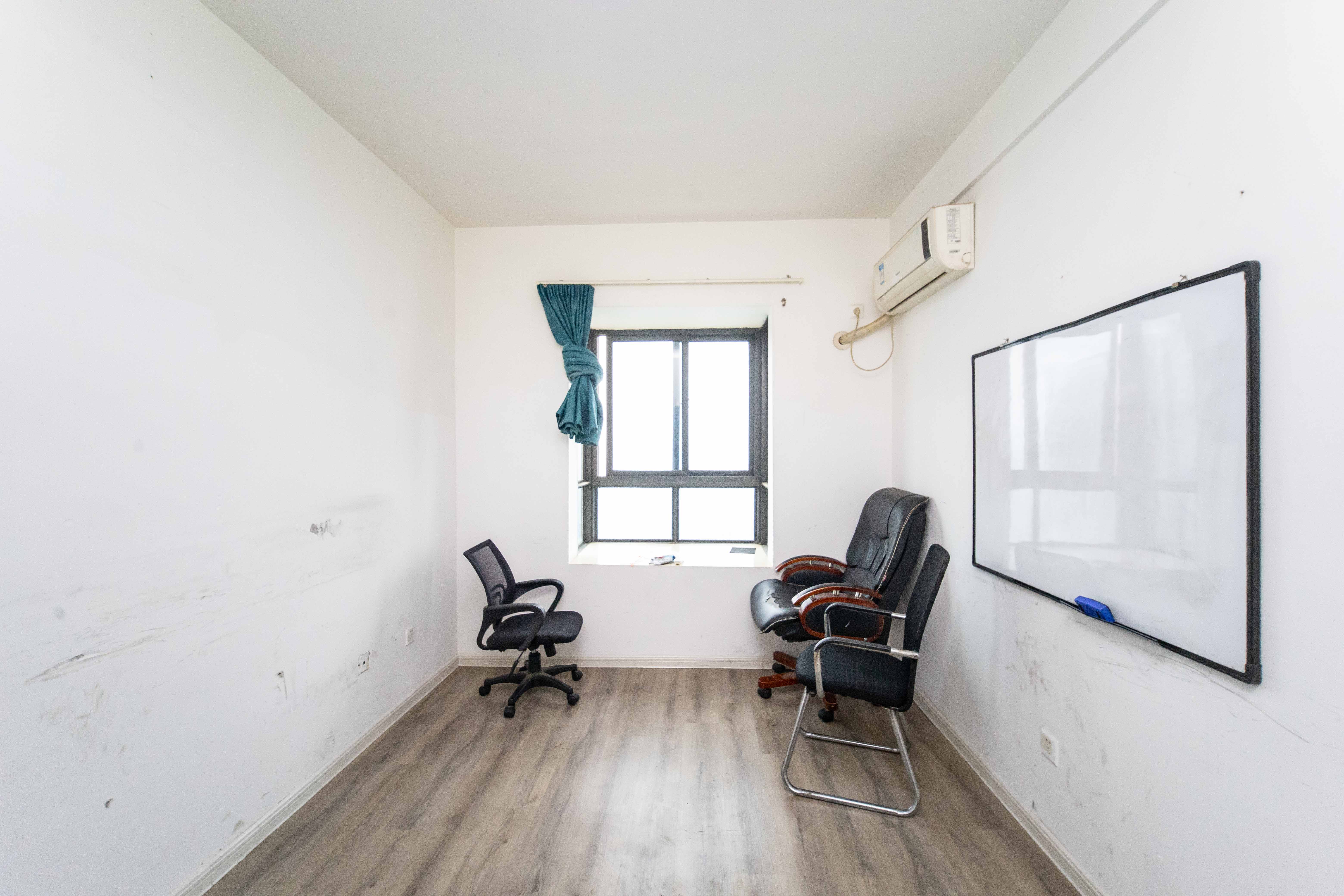 华城广场 3室2厅1卫 122.0万 华城广场 3室2厅1卫 122.0万卧室