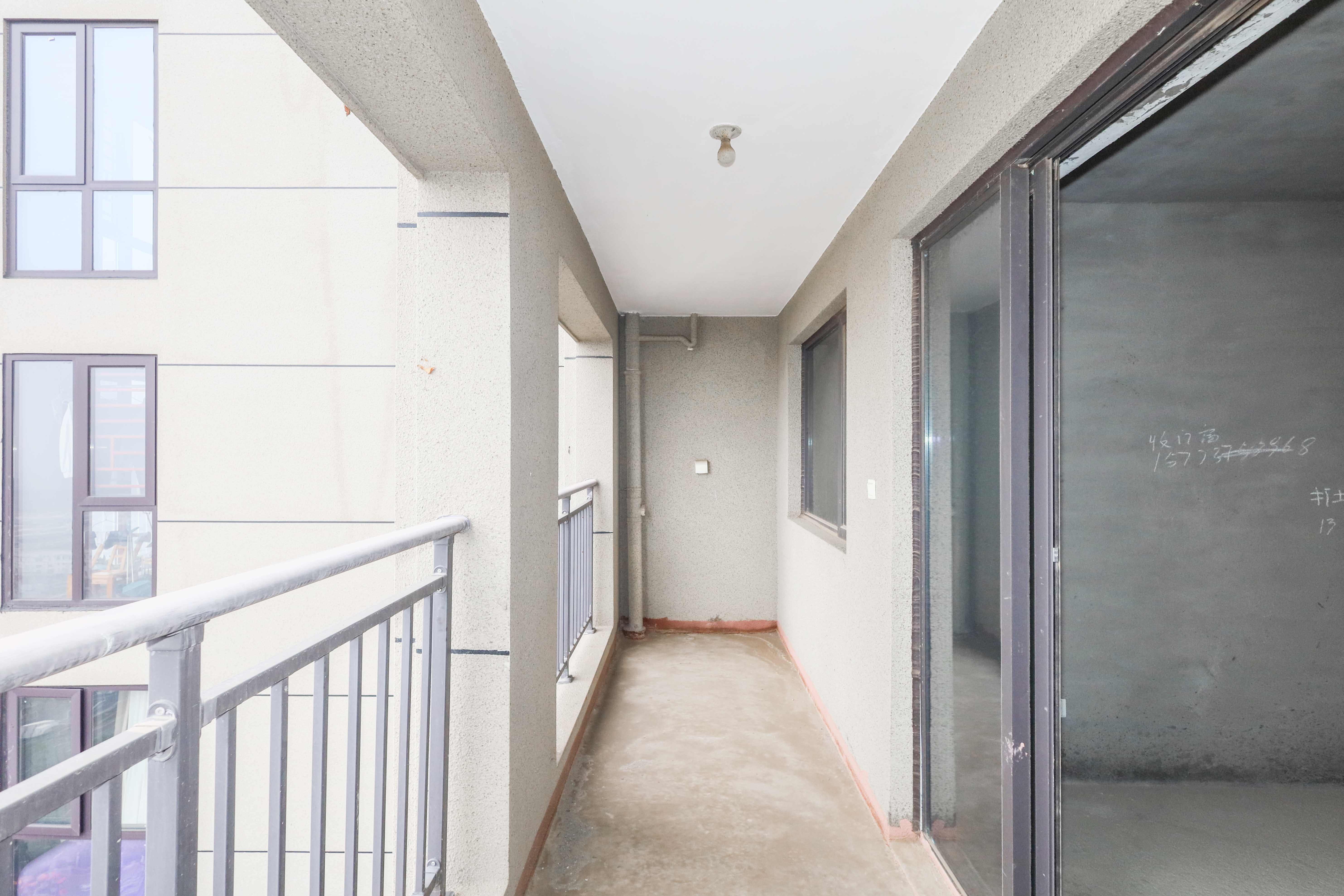 通号岭绣苑  4室2厅2卫   99.80万阳台