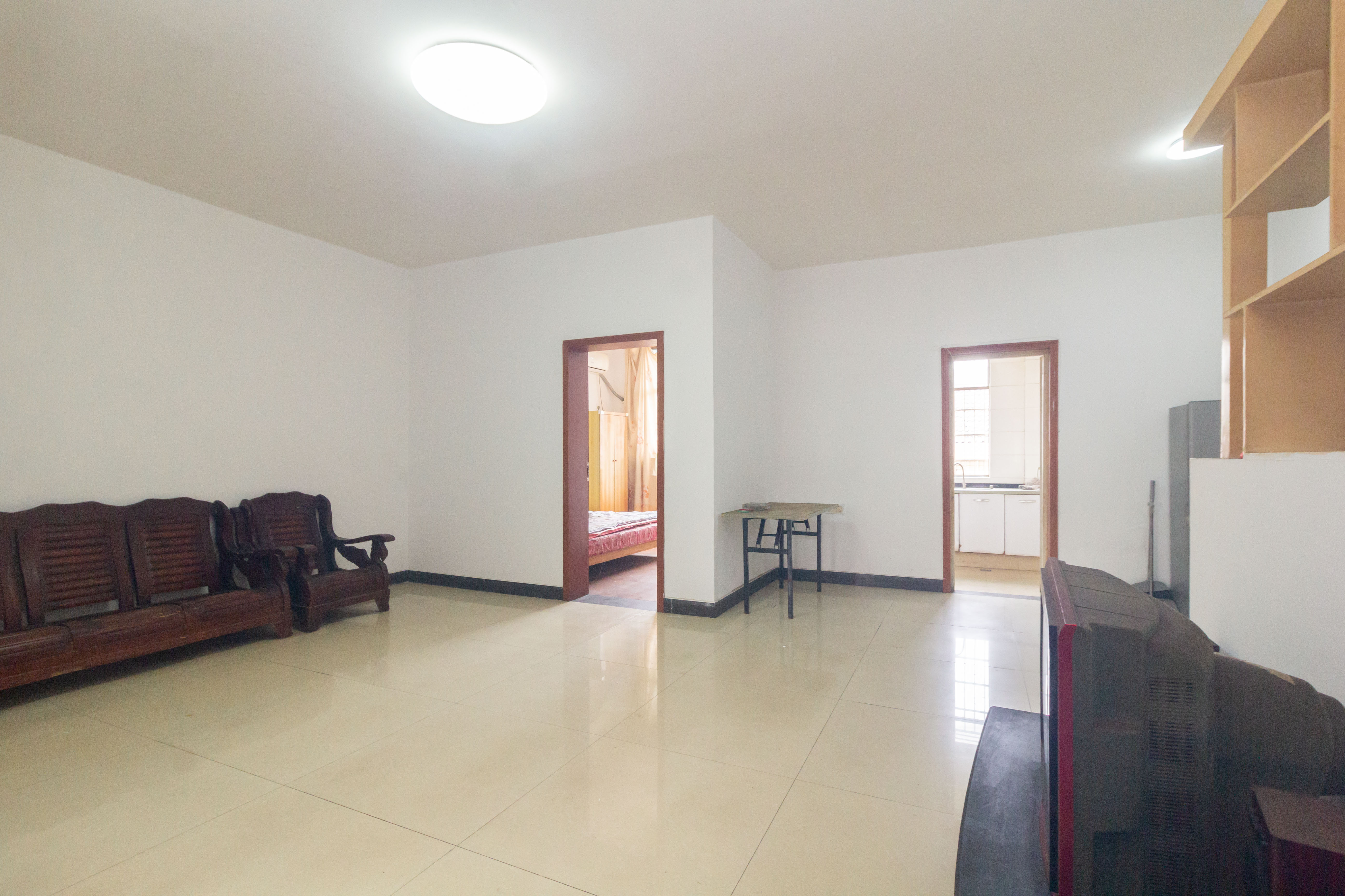 泉塘小区  3室2厅2卫    42.0万 泉塘小区  3室2厅2卫    42.0万客厅