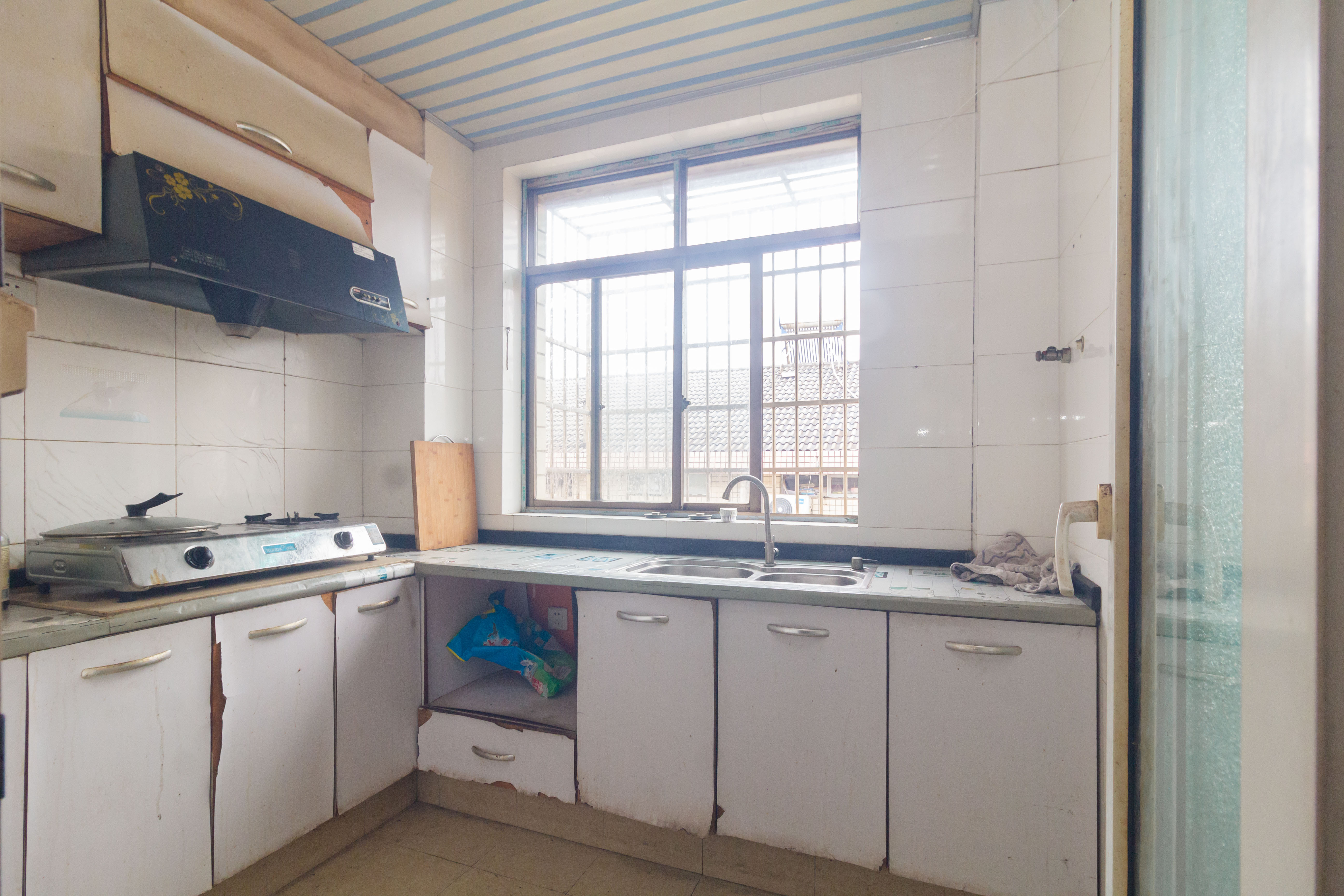 泉塘小区  3室2厅2卫    42.0万 泉塘小区  3室2厅2卫    42.0万厨房