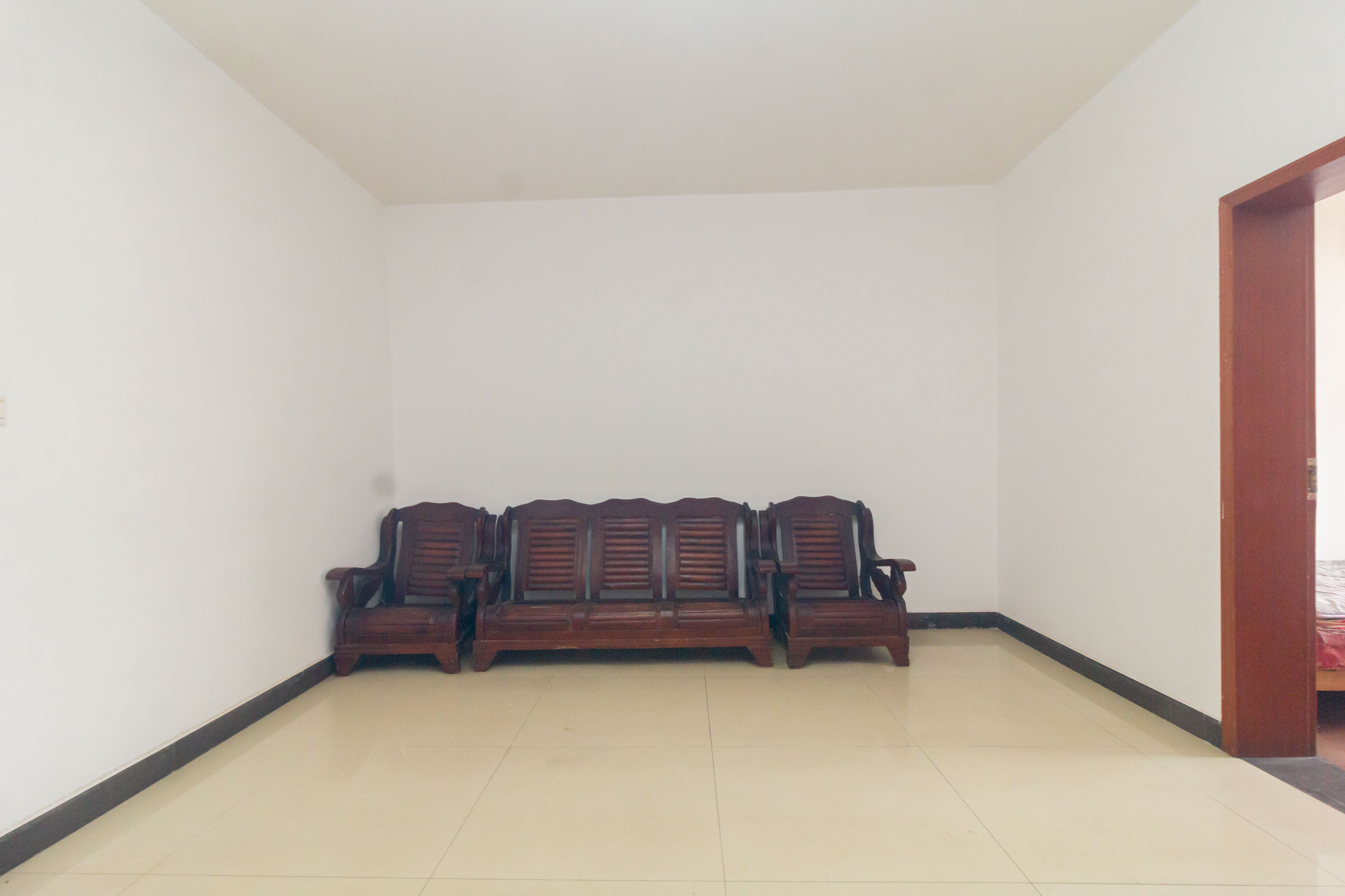 泉塘小区  3室2厅2卫    42.0万 泉塘小区  3室2厅2卫    42.0万客厅