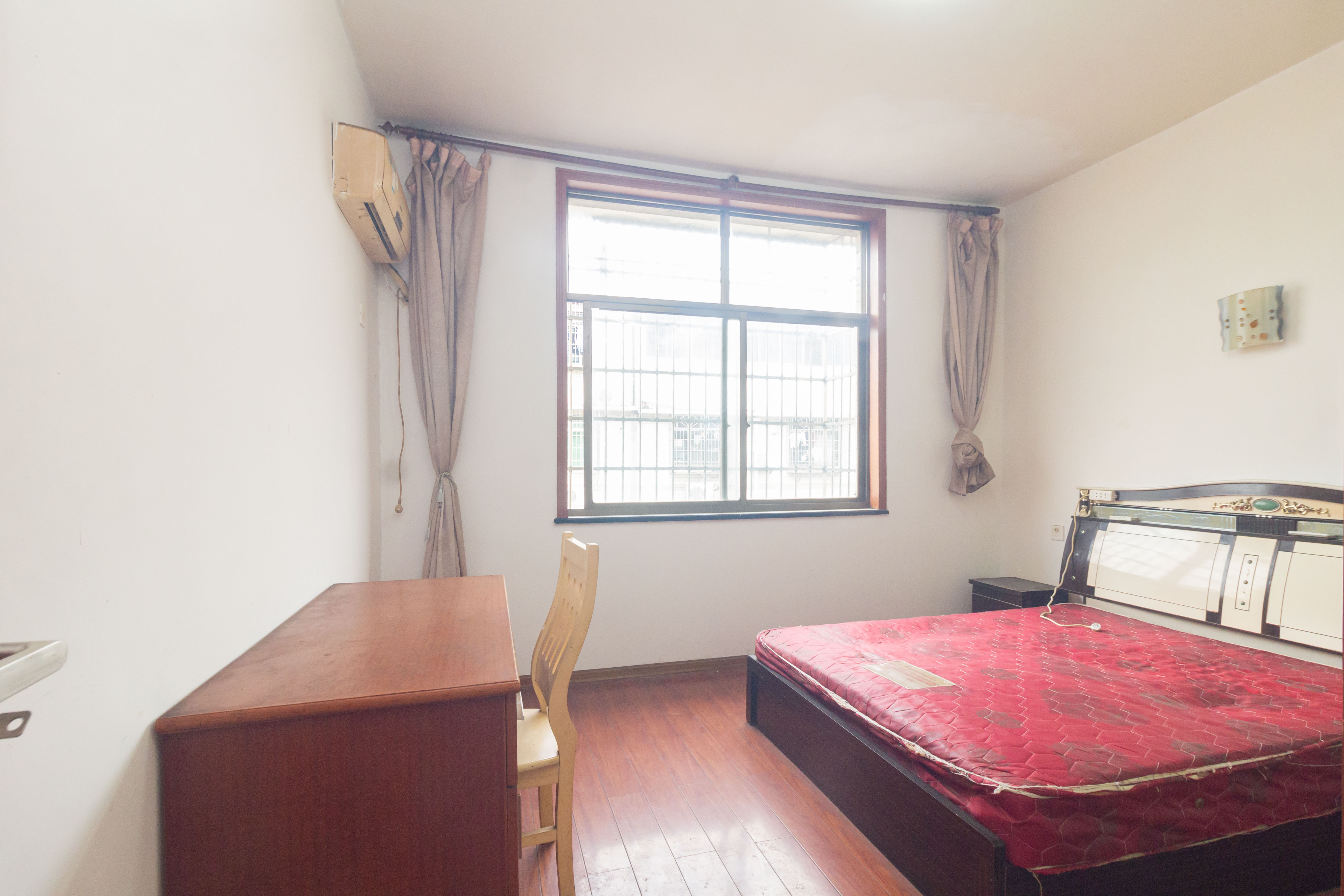 泉塘小区  3室2厅2卫    42.0万 泉塘小区  3室2厅2卫    42.0万卧室