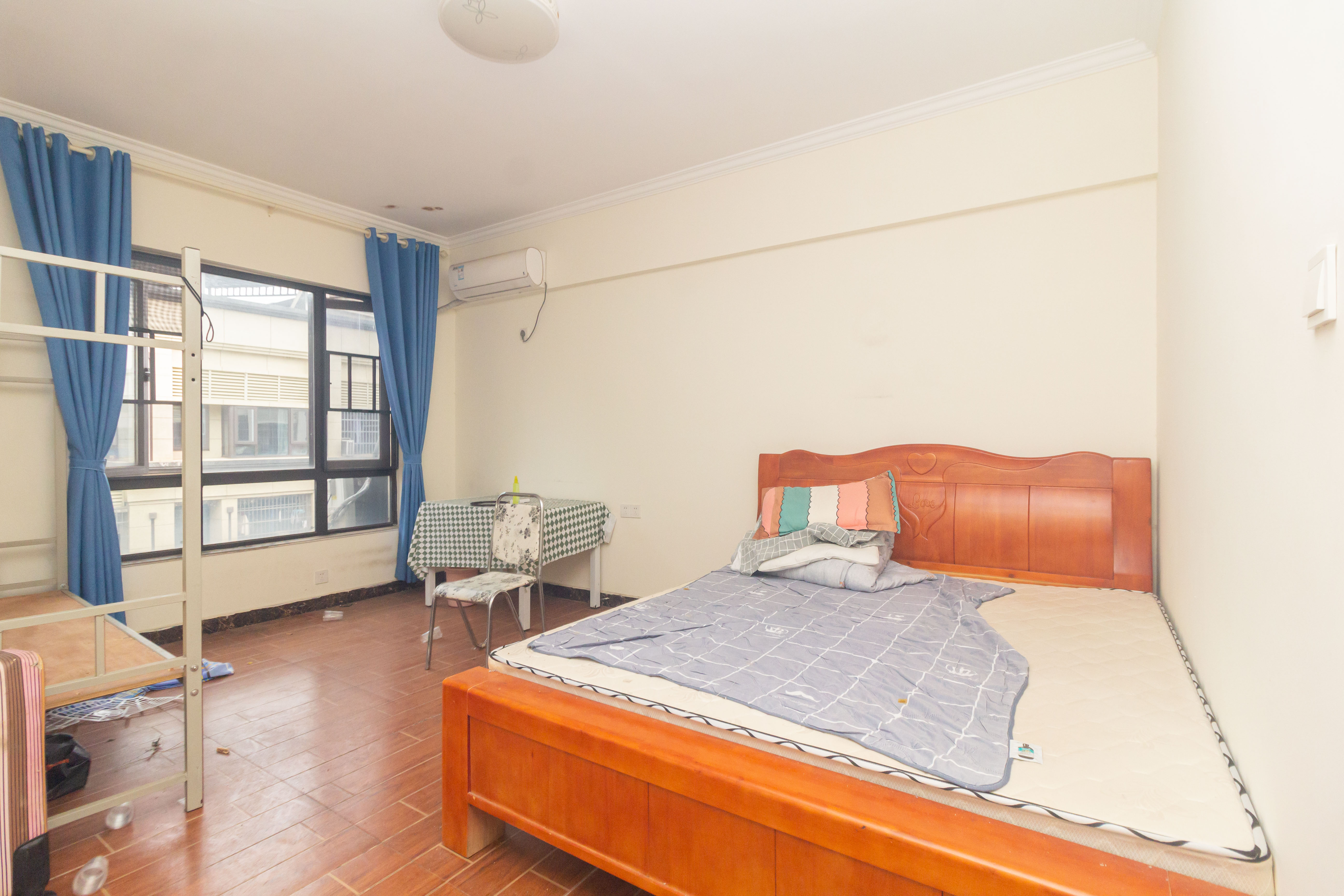 财汇新天地(财汇商务广场) 3室1厅1卫 69.68万 财汇新天地(财汇商务广场) 3室1厅1卫 69.68万客厅