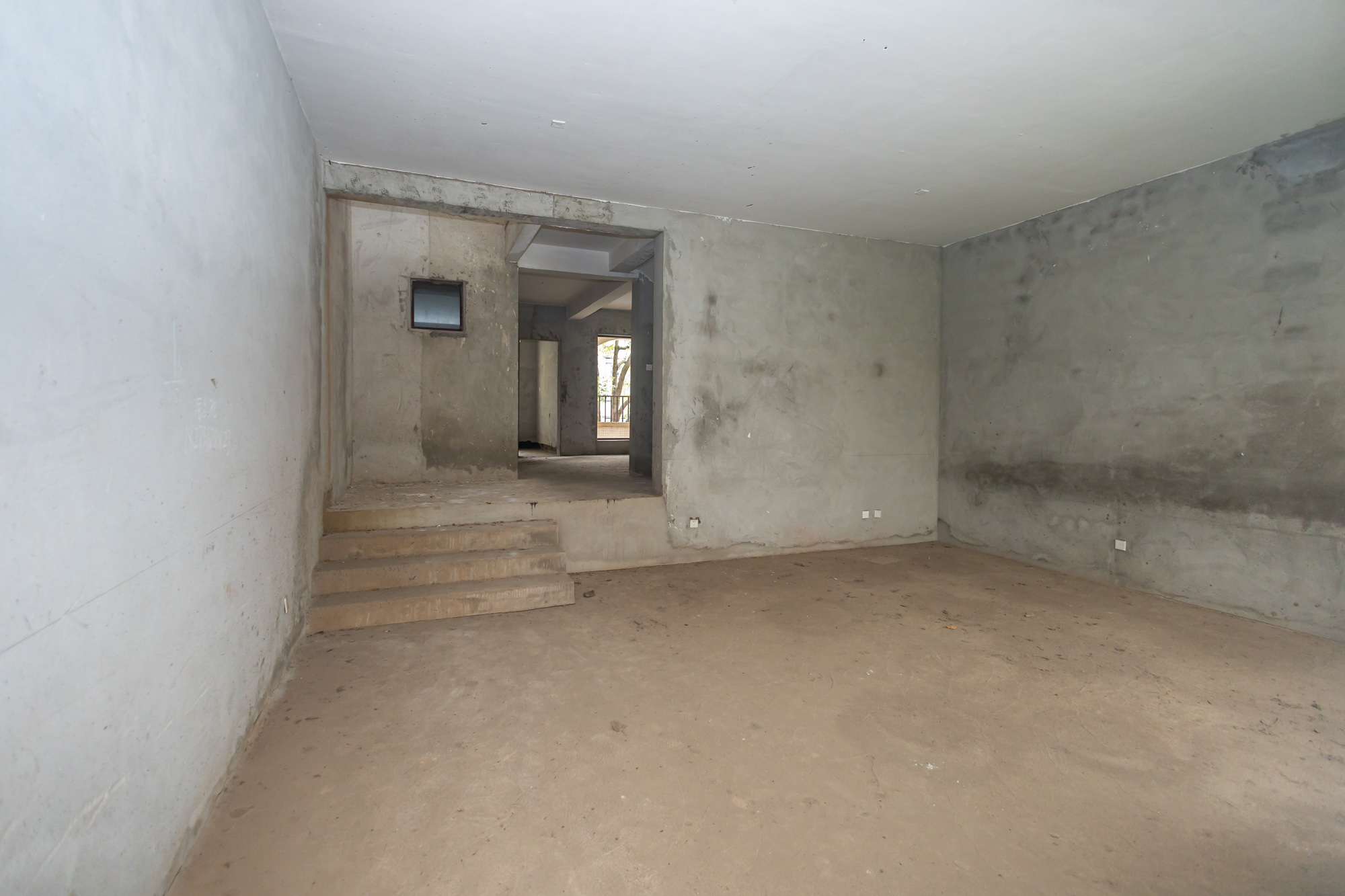 鹏基诺亚山林 6室3厅3卫 350.0万 鹏基诺亚山林 6室3厅3卫 350.0万客厅