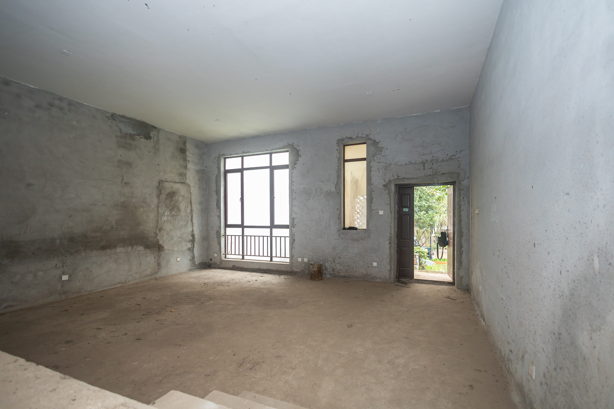 鹏基诺亚山林 6室3厅3卫 350.0万 鹏基诺亚山林 6室3厅3卫 350.0万客厅