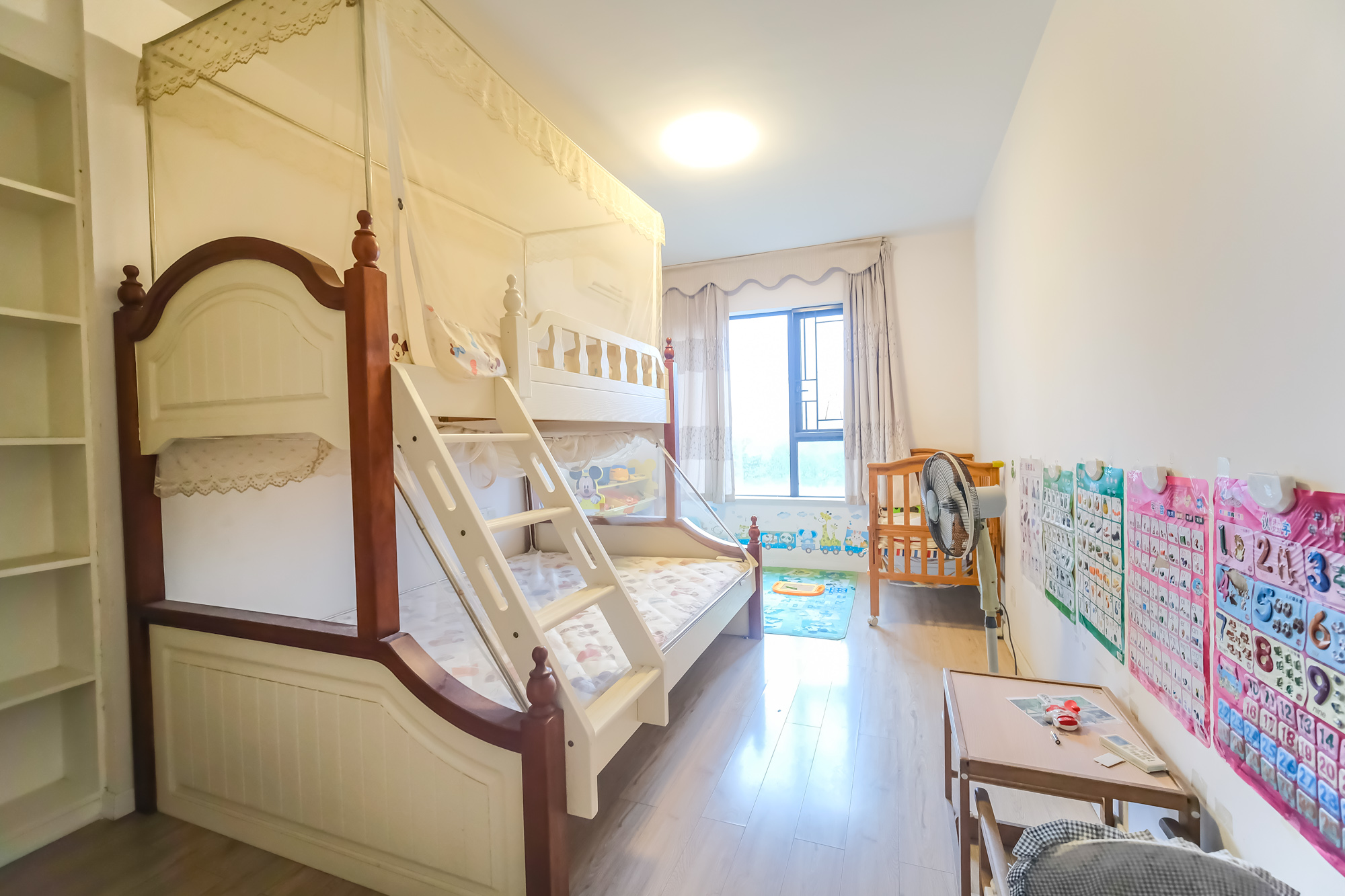 三一街区 4室2厅2卫 129.45万 三一街区 4室2厅2卫 129.45万卧室