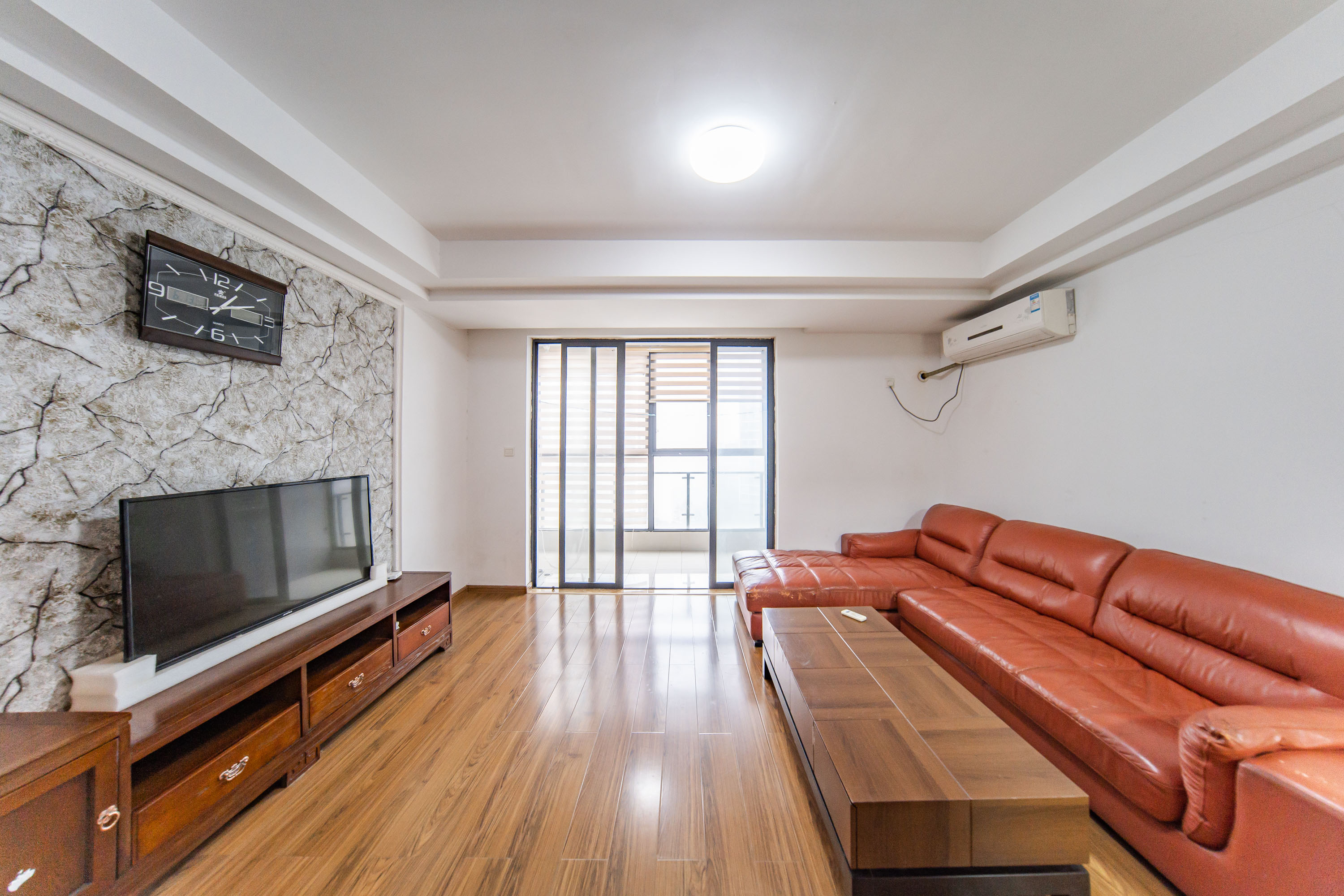 阳光100三期  4室2厅1卫    74.0万客厅