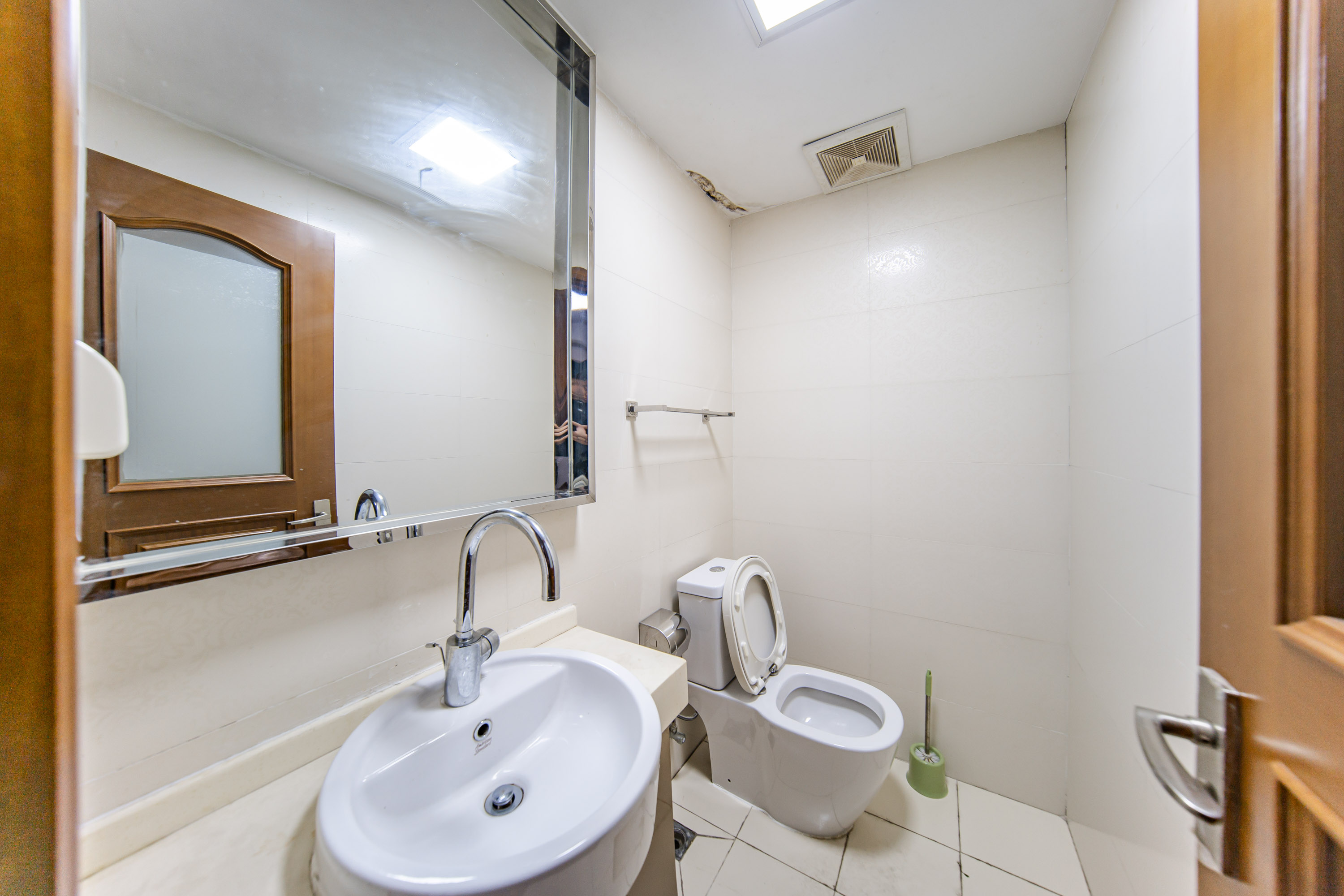 阳光100三期  4室2厅1卫    74.0万卫生间