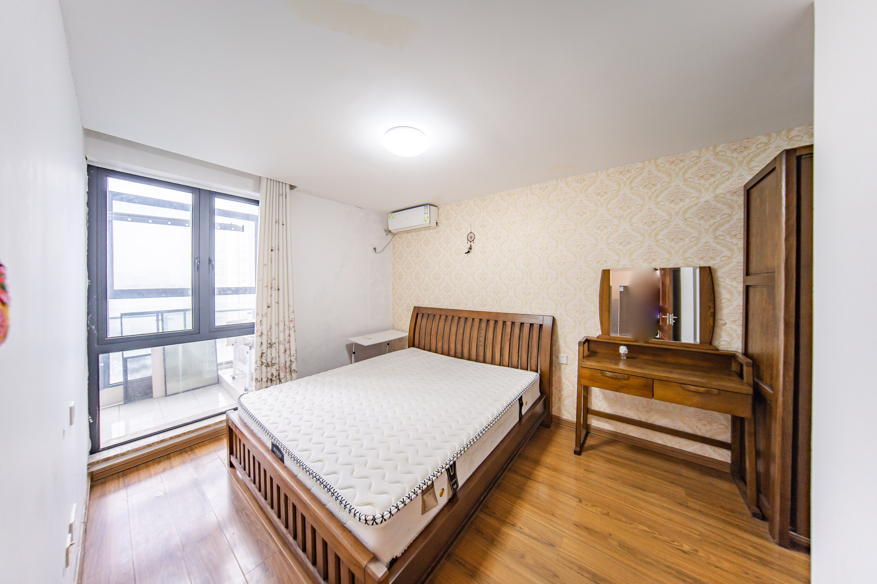 阳光100三期  4室2厅1卫    74.0万卧室