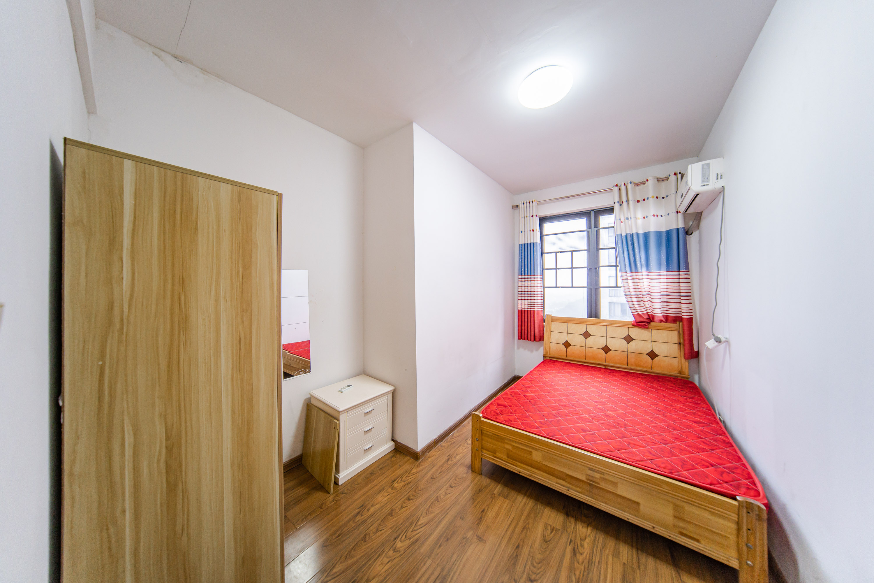 阳光100三期  4室2厅1卫    74.0万卧室