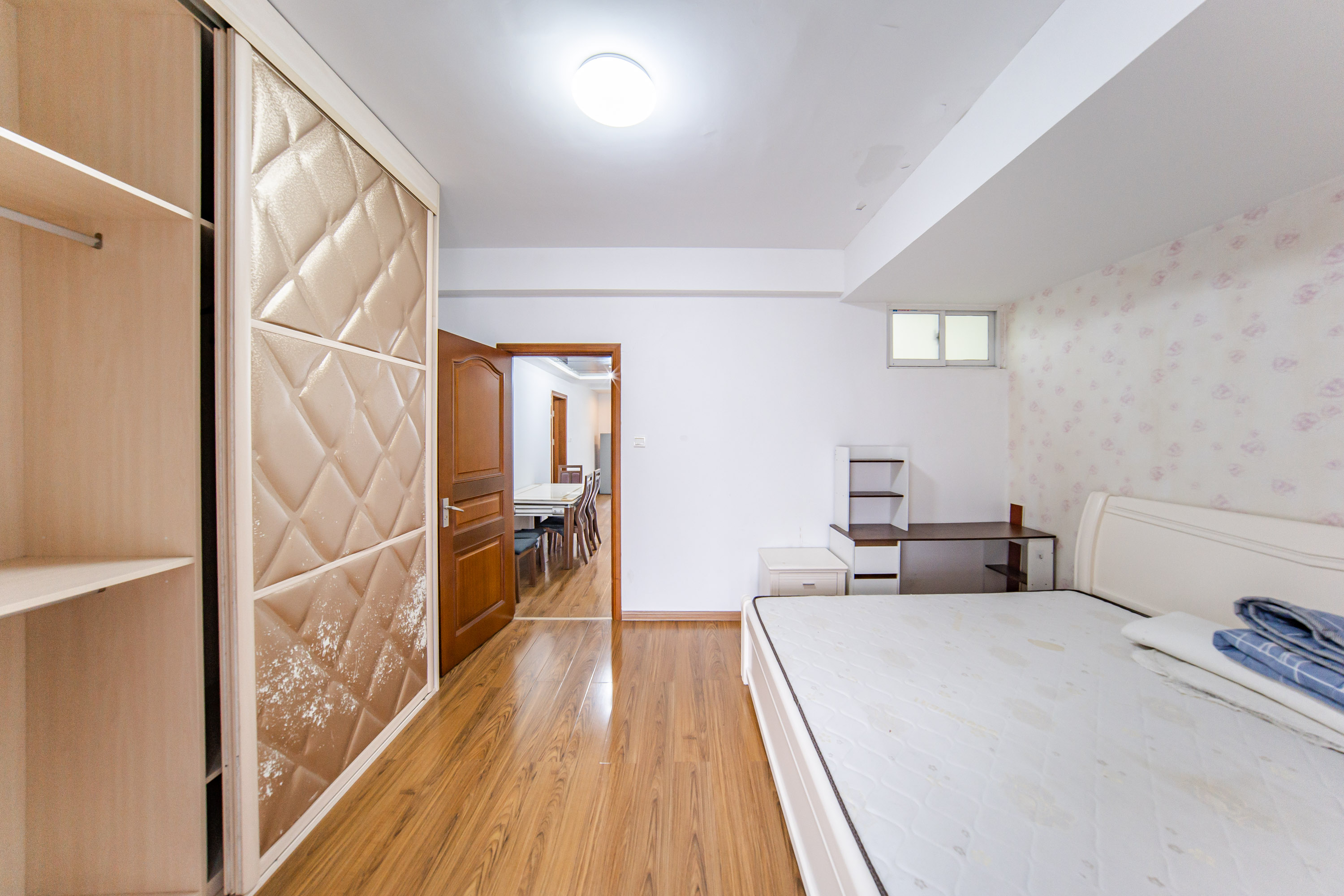 阳光100三期  4室2厅1卫    74.0万卧室