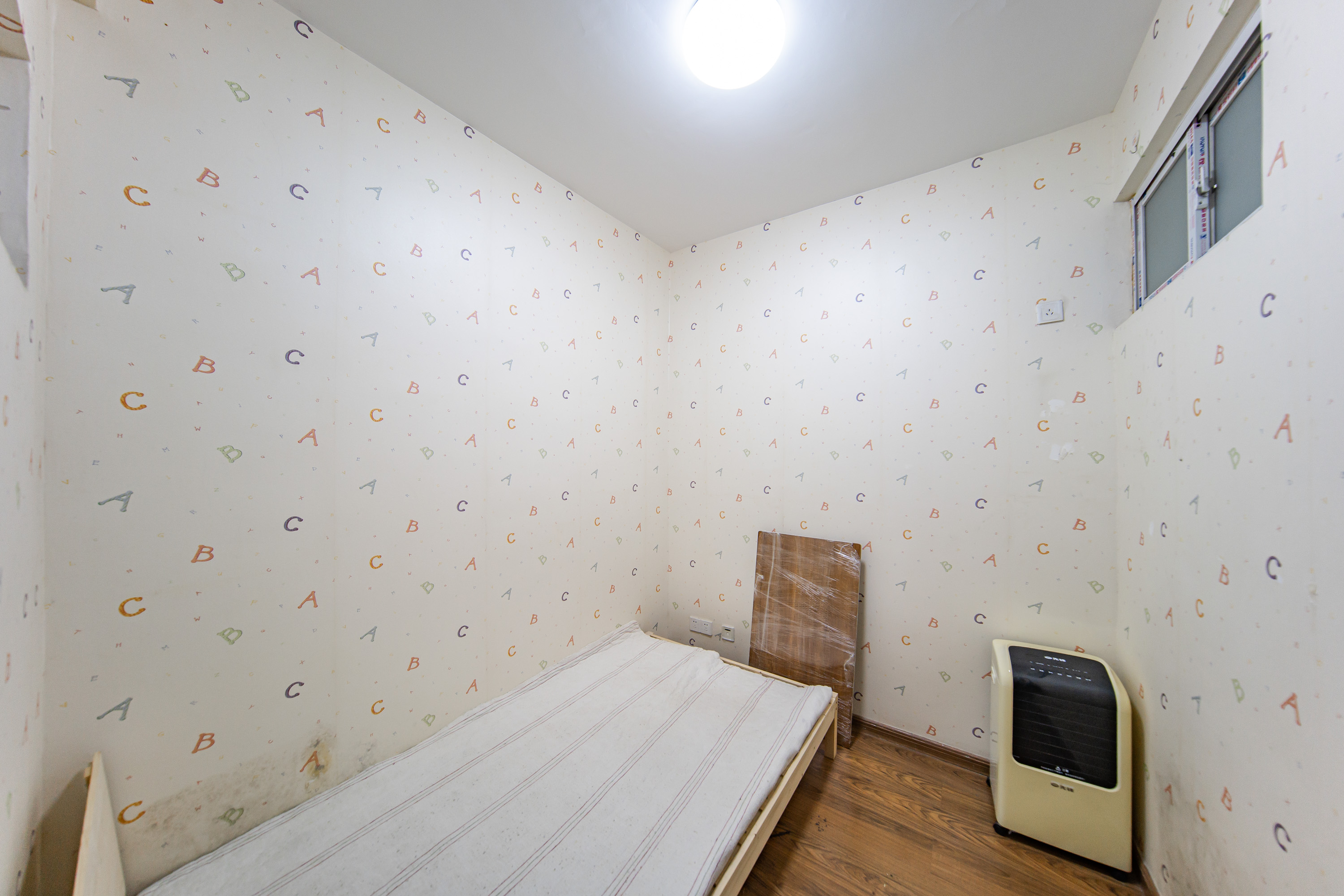 阳光100三期  4室2厅1卫    74.0万卧室