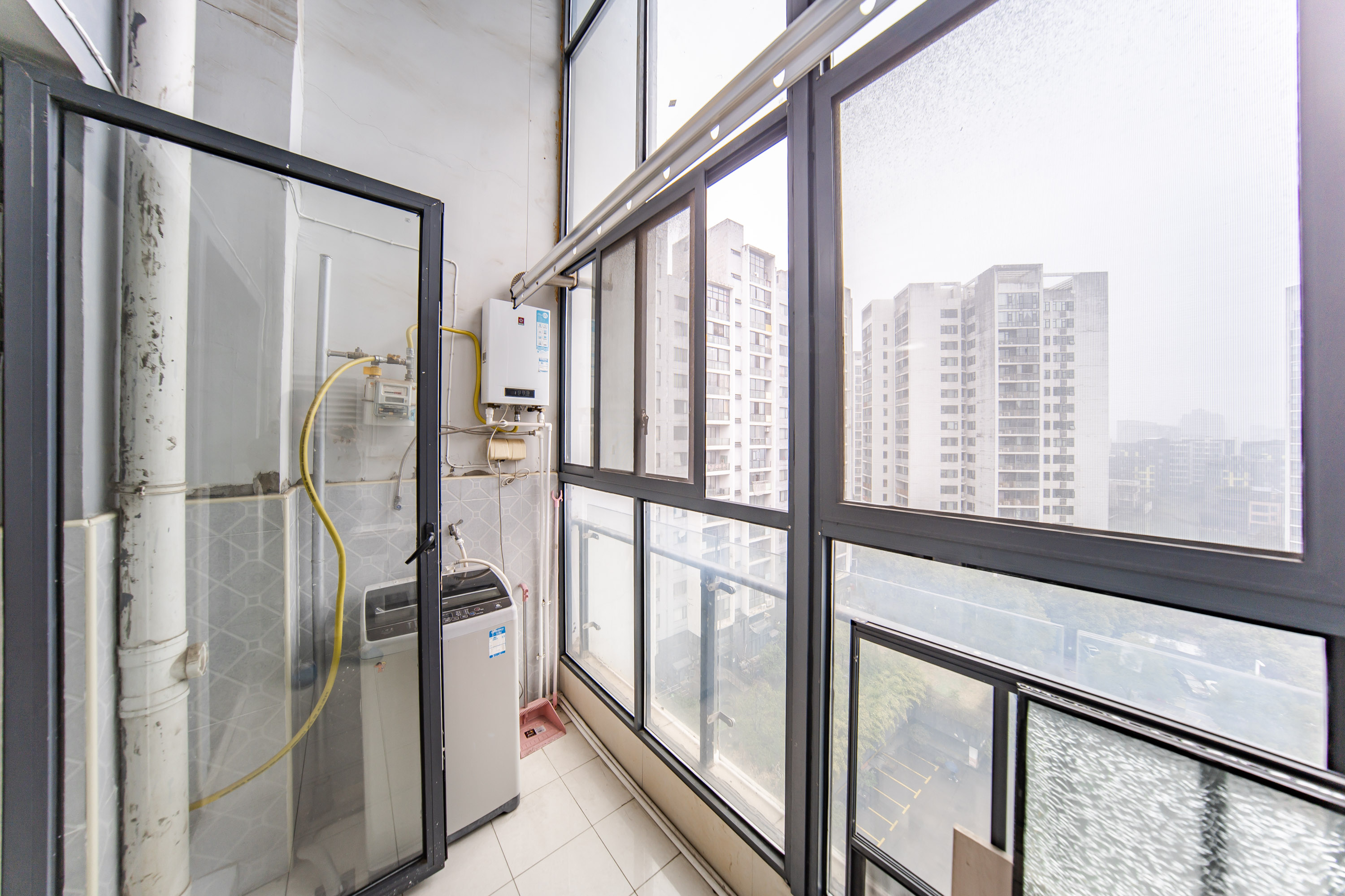 阳光100三期  4室2厅1卫    74.0万阳台