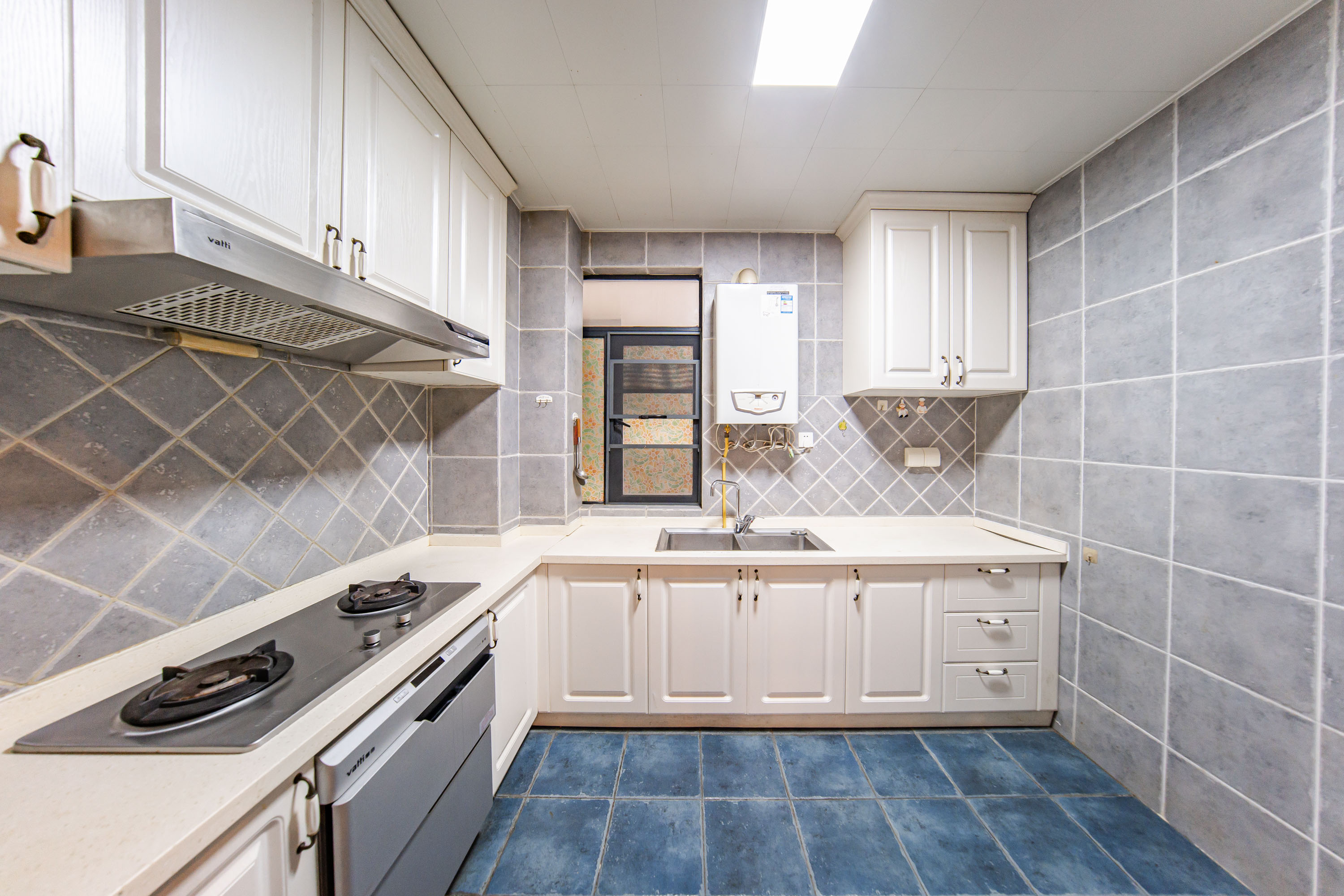 阳光100三期 3室2厅1卫 118.0万 阳光100三期 3室2厅1卫 118.0万厨房