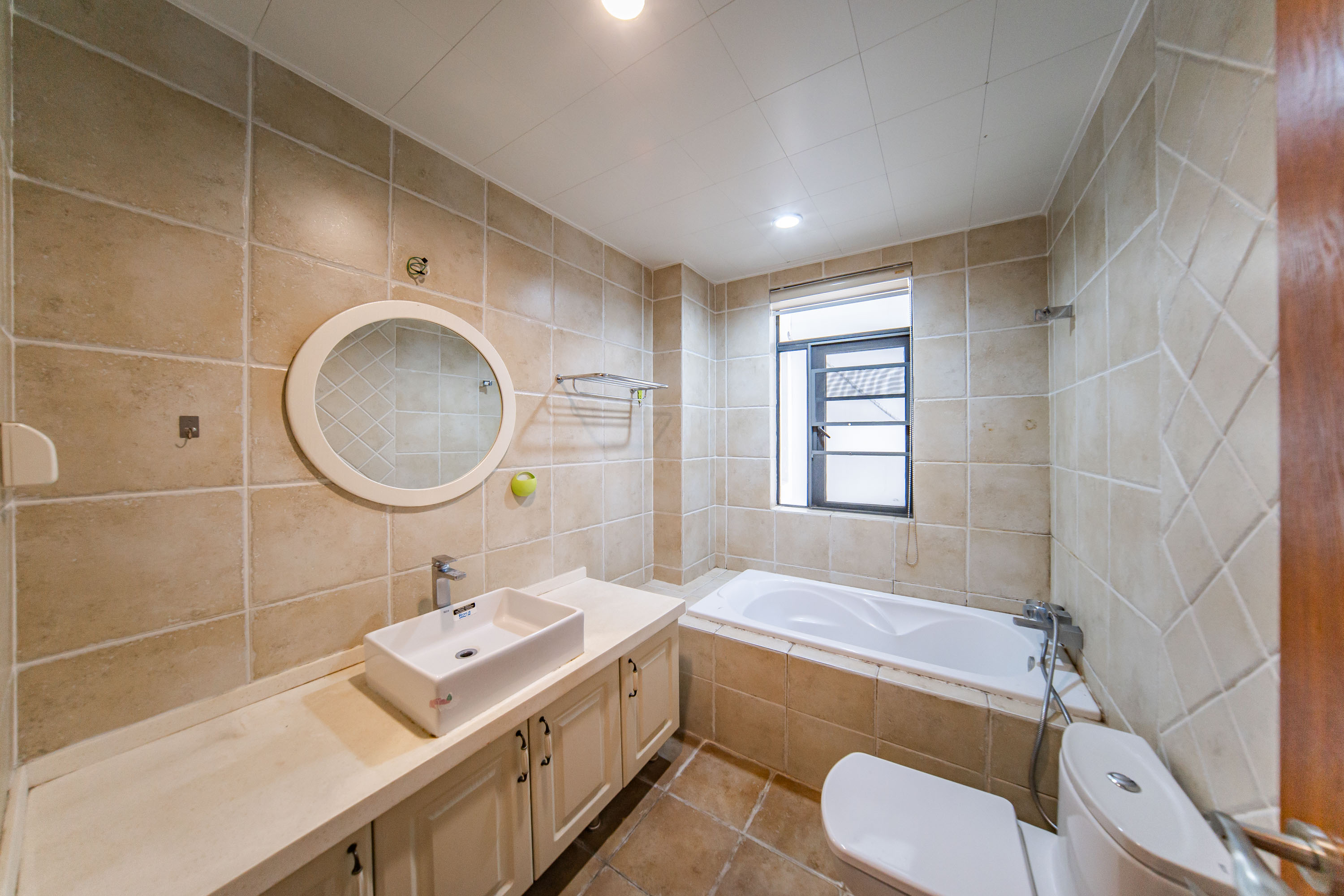 阳光100三期 3室2厅1卫 118.0万 阳光100三期 3室2厅1卫 118.0万卫生间