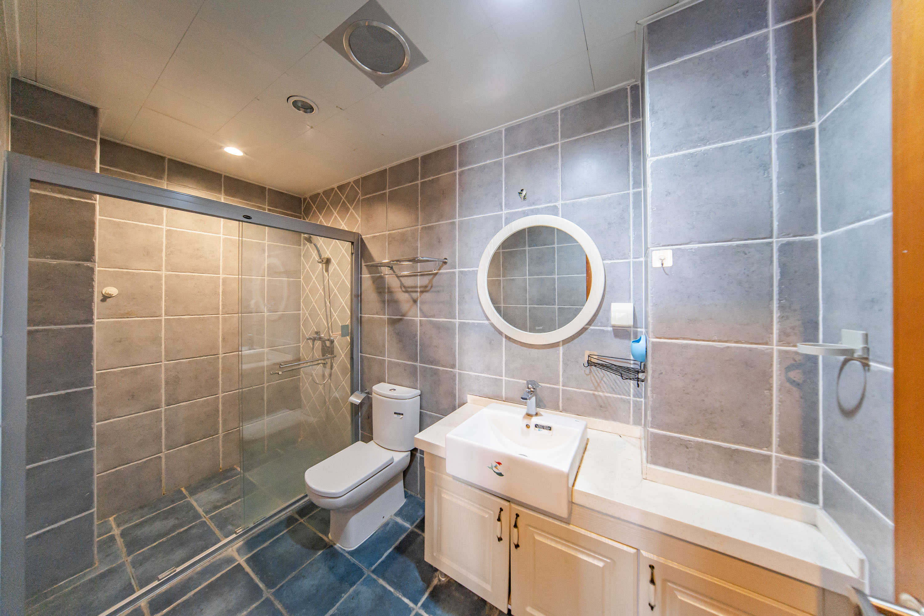 阳光100三期 3室2厅1卫 118.0万 阳光100三期 3室2厅1卫 118.0万卫生间