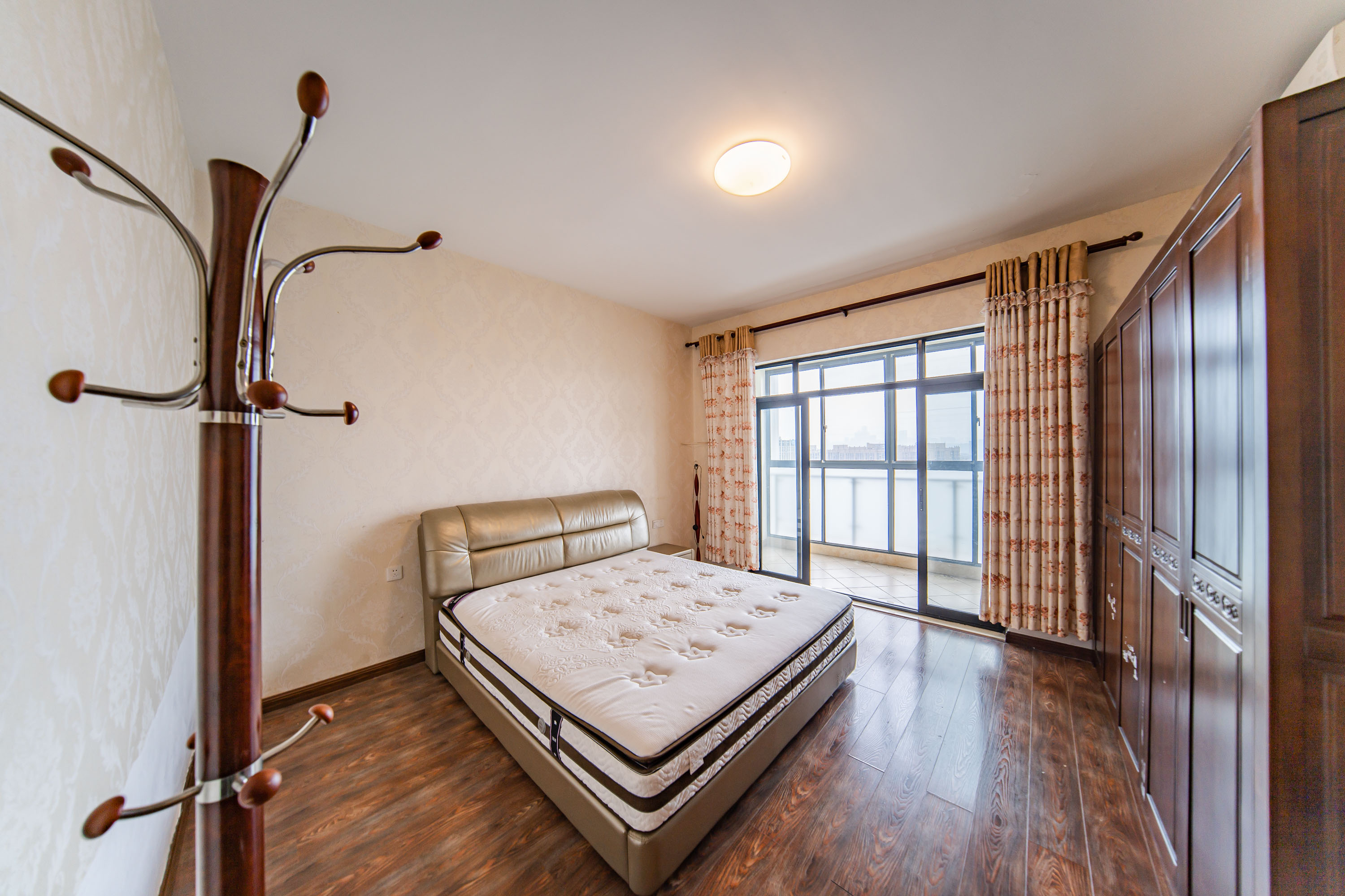 阳光100三期 3室2厅1卫 118.0万 阳光100三期 3室2厅1卫 118.0万卧室