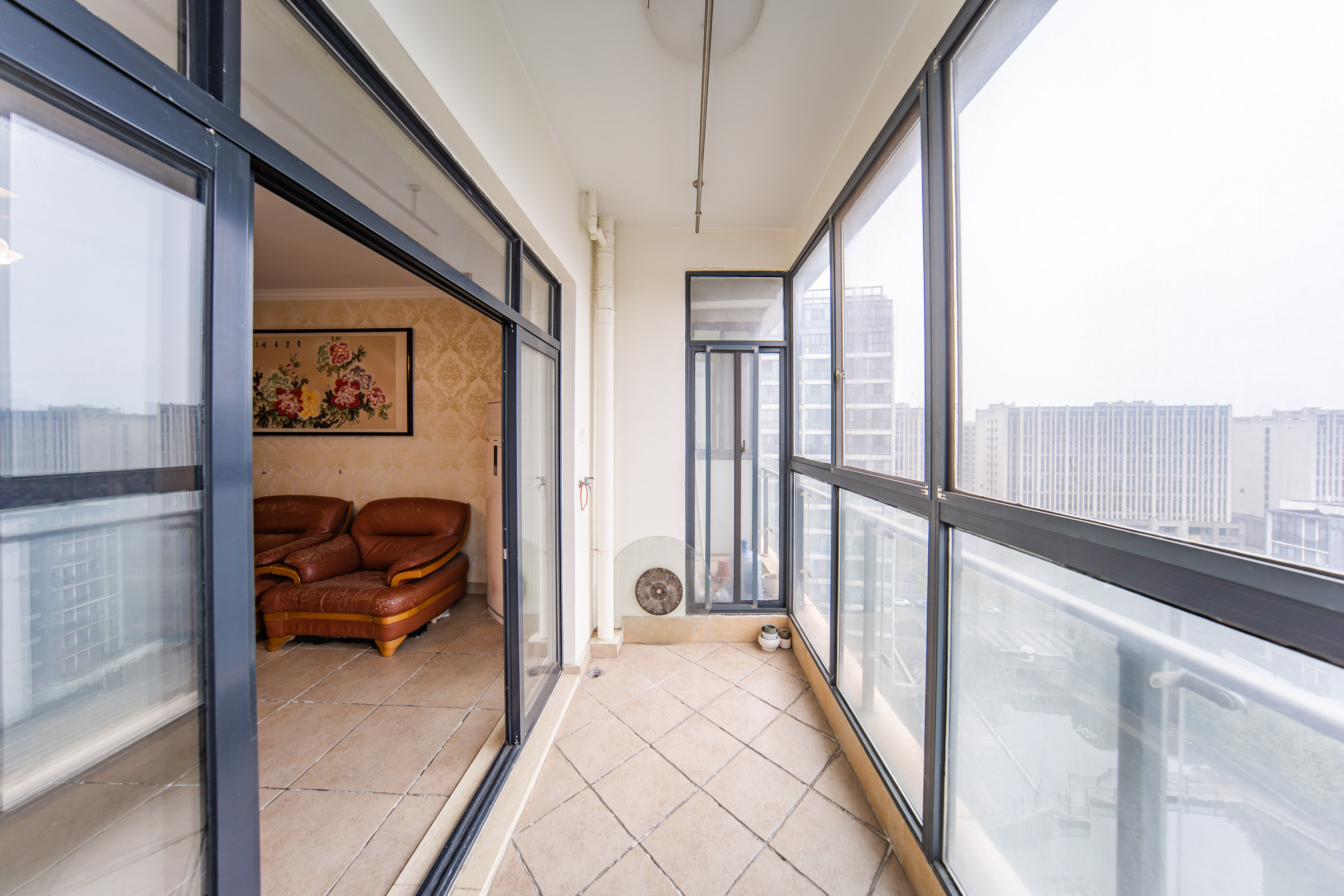 阳光100三期 3室2厅1卫 118.0万 阳光100三期 3室2厅1卫 118.0万阳台