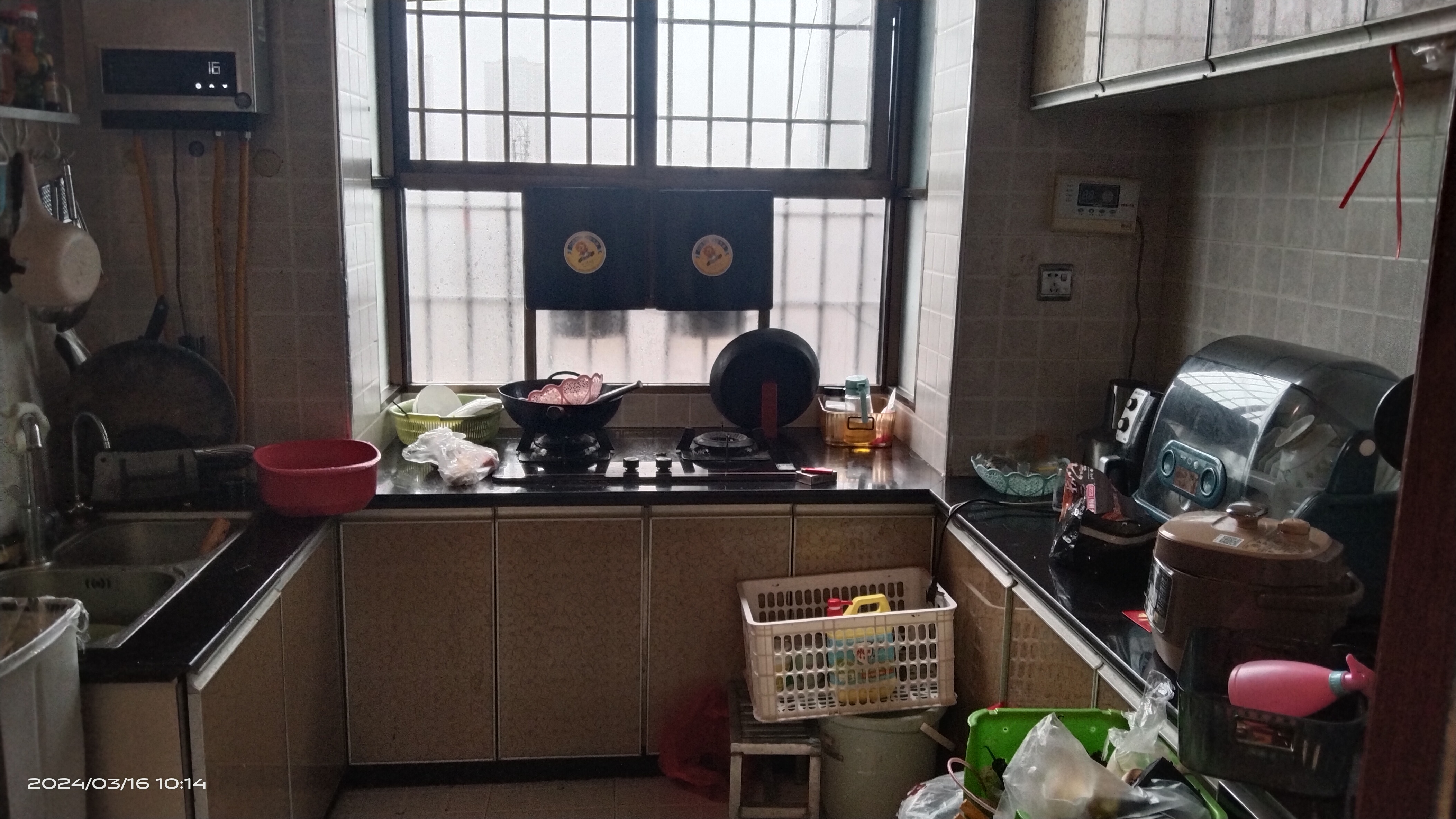 煤气公司家属楼  3室2厅2卫   65.00万客厅