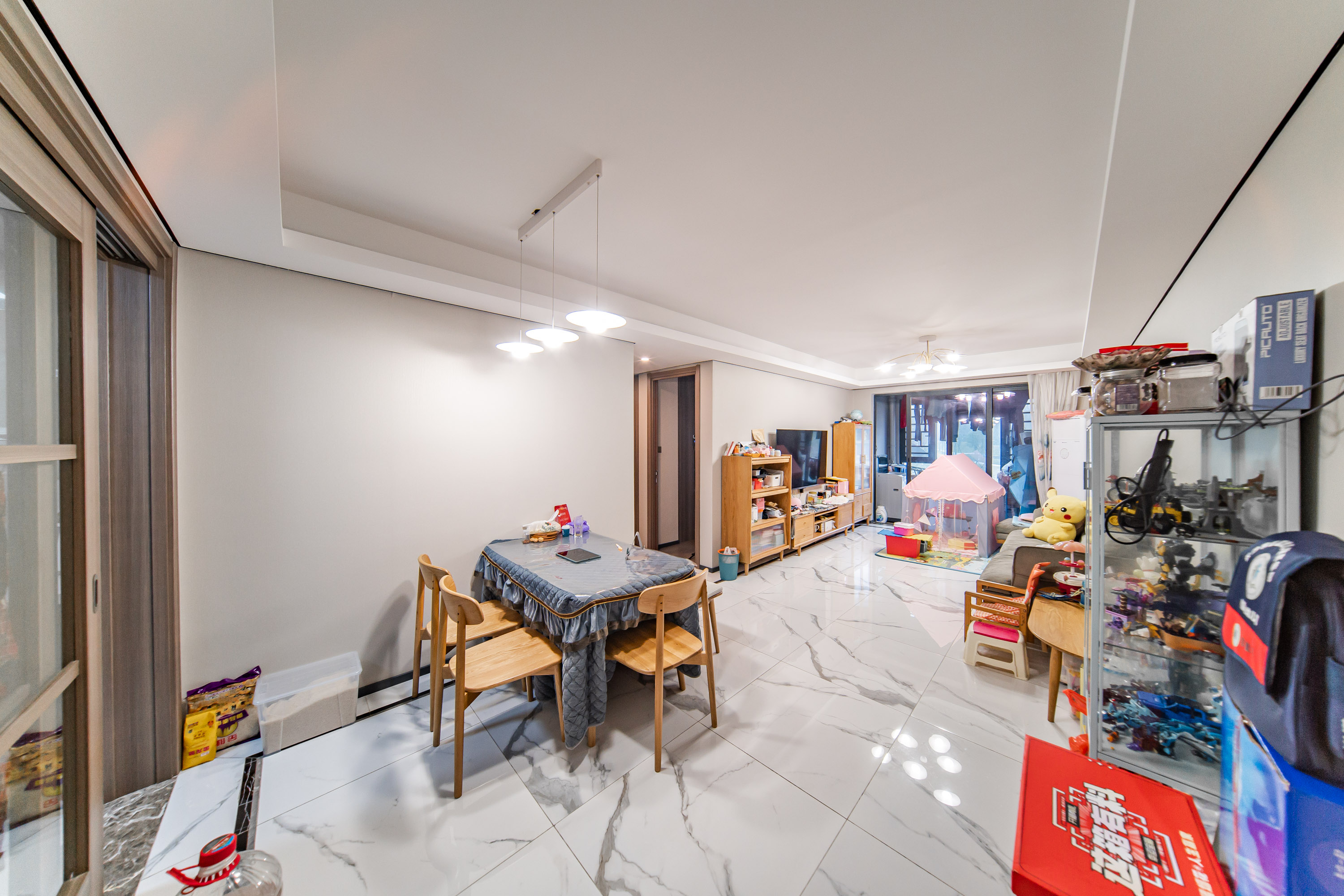 中海阅麓山一期  3室2厅2卫   165.00万客厅