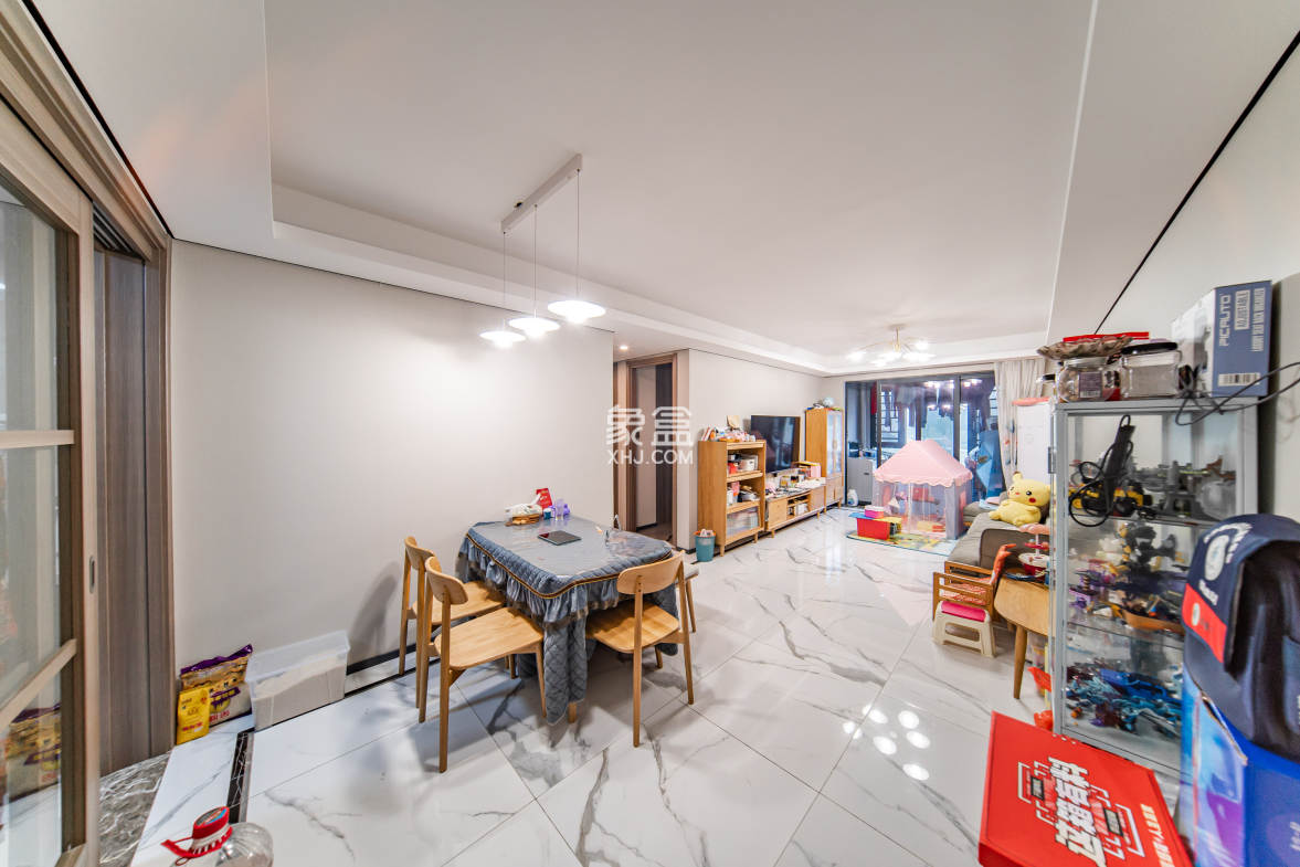 中海阅麓山一期  3室2厅2卫    145.0万 中海阅麓山一期  3室2厅2卫    145.0万客厅