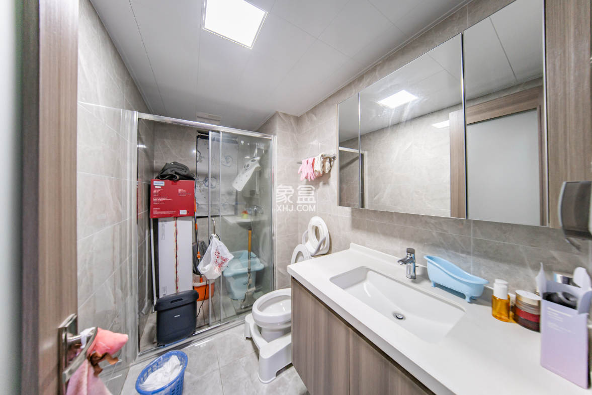 中海阅麓山一期  3室2厅2卫    145.0万 中海阅麓山一期  3室2厅2卫    145.0万卫生间