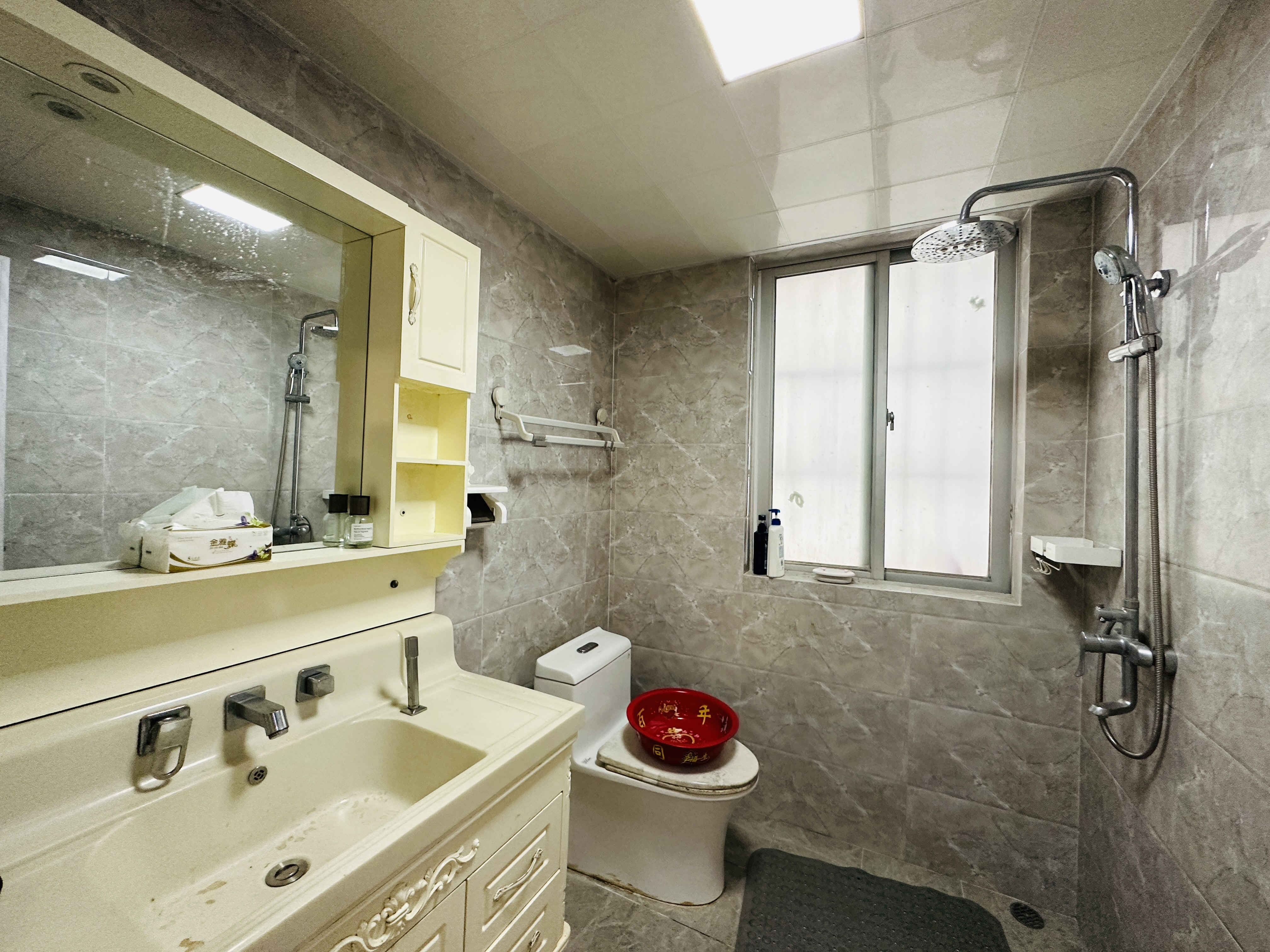 水岸阳光A小区 3室2厅1卫 125.0万 水岸阳光A小区 3室2厅1卫 125.0万卫生间