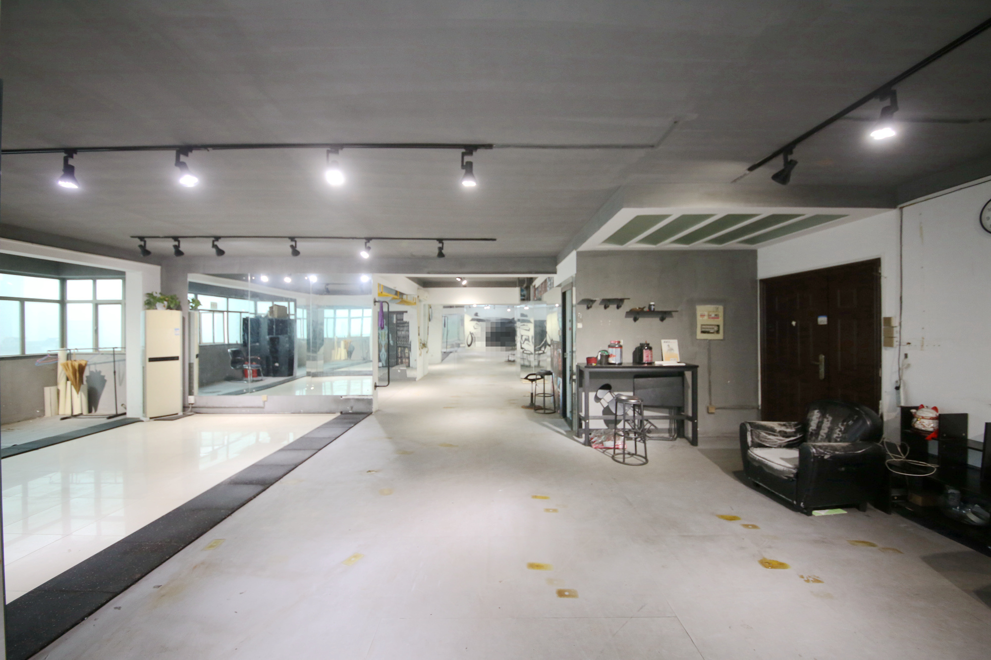联合商厦  3室1厅1卫   130.00万客厅