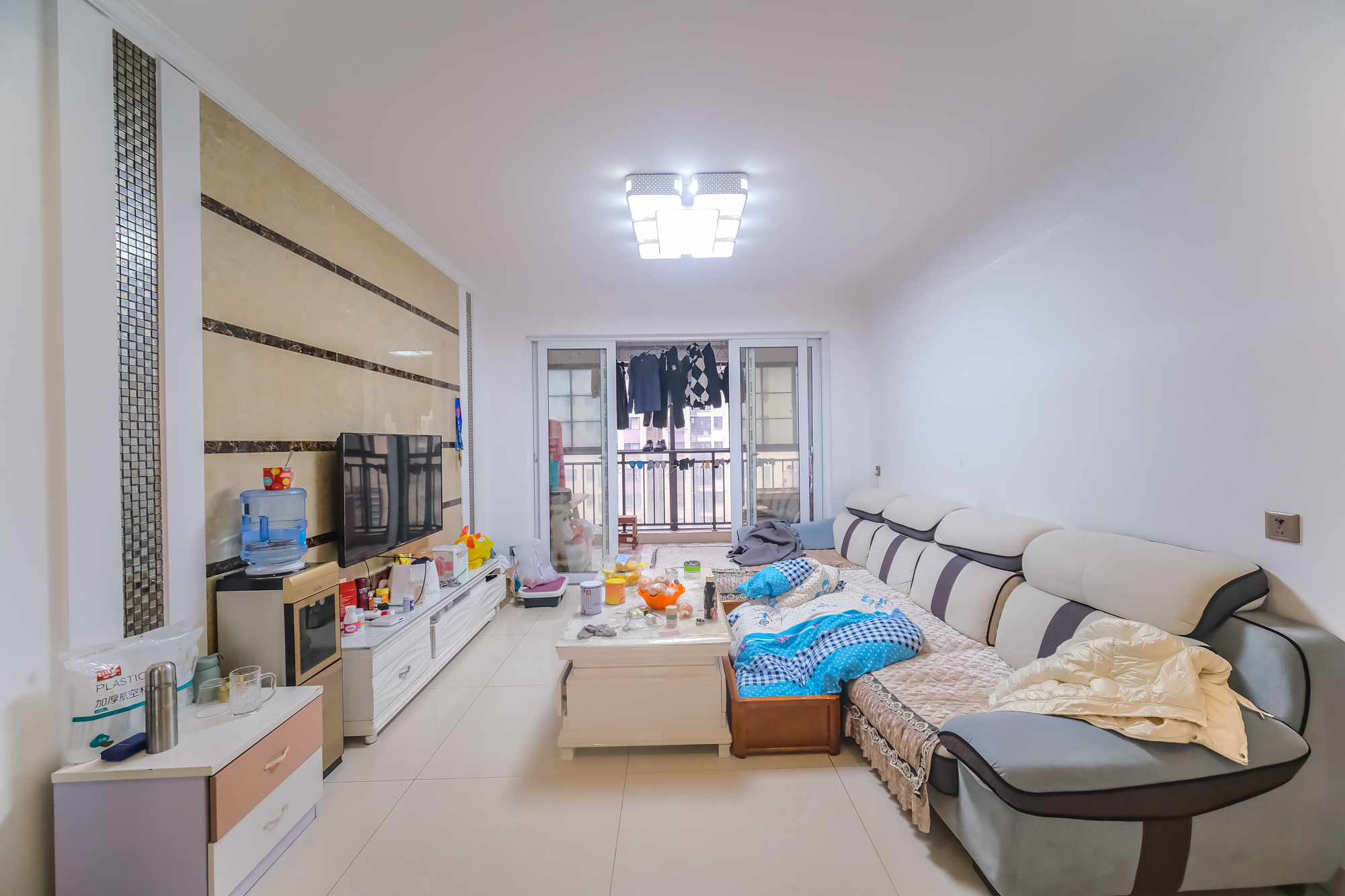 保利香槟国际  3室2厅2卫    90.8万 保利香槟国际  3室2厅2卫    90.8万客厅