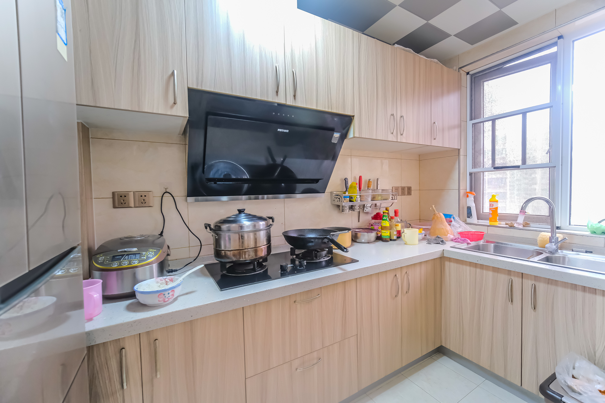 保利香槟国际  3室2厅2卫    90.8万 保利香槟国际  3室2厅2卫    90.8万厨房