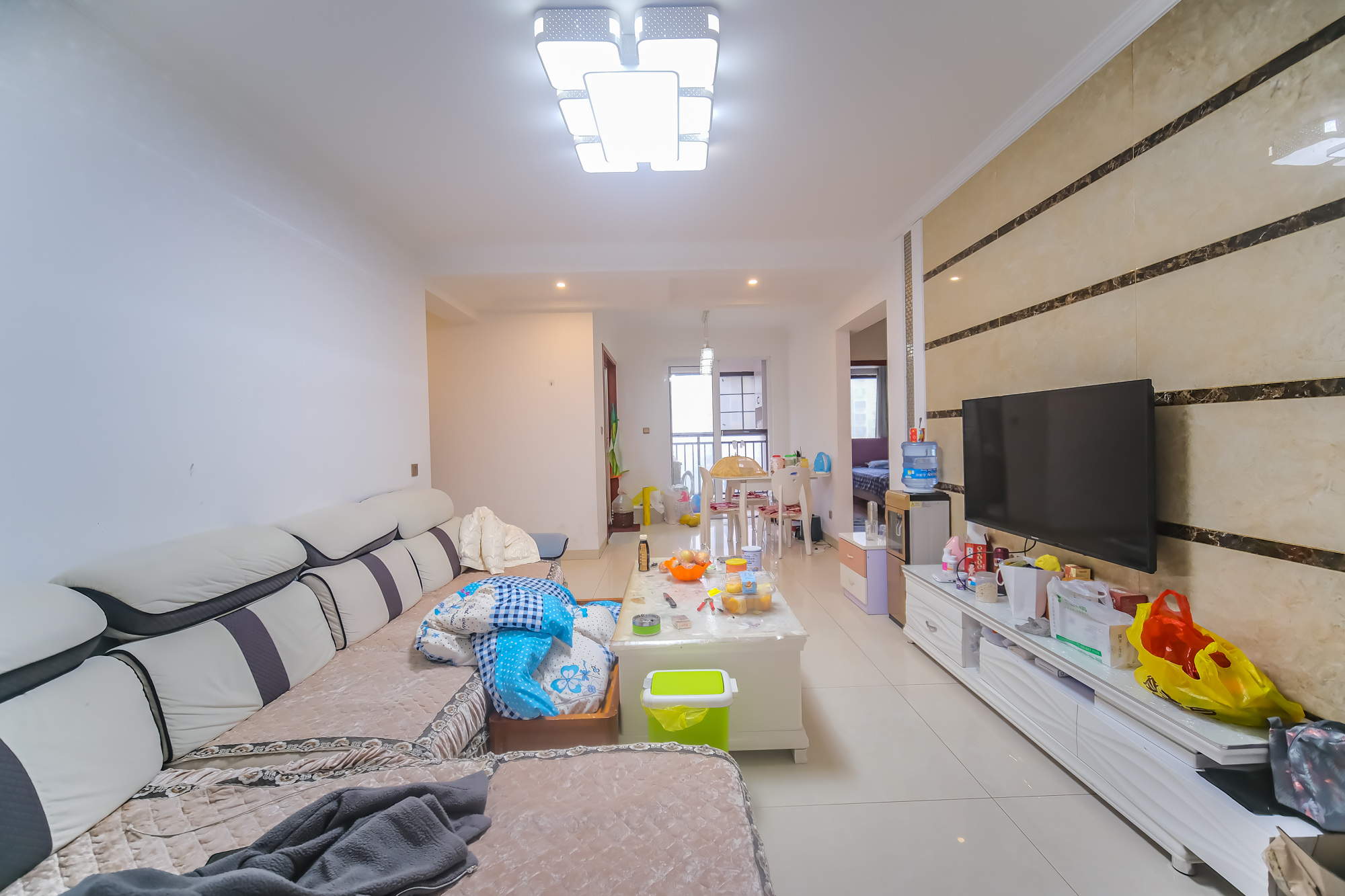 保利香槟国际  3室2厅2卫    90.8万 保利香槟国际  3室2厅2卫    90.8万客厅