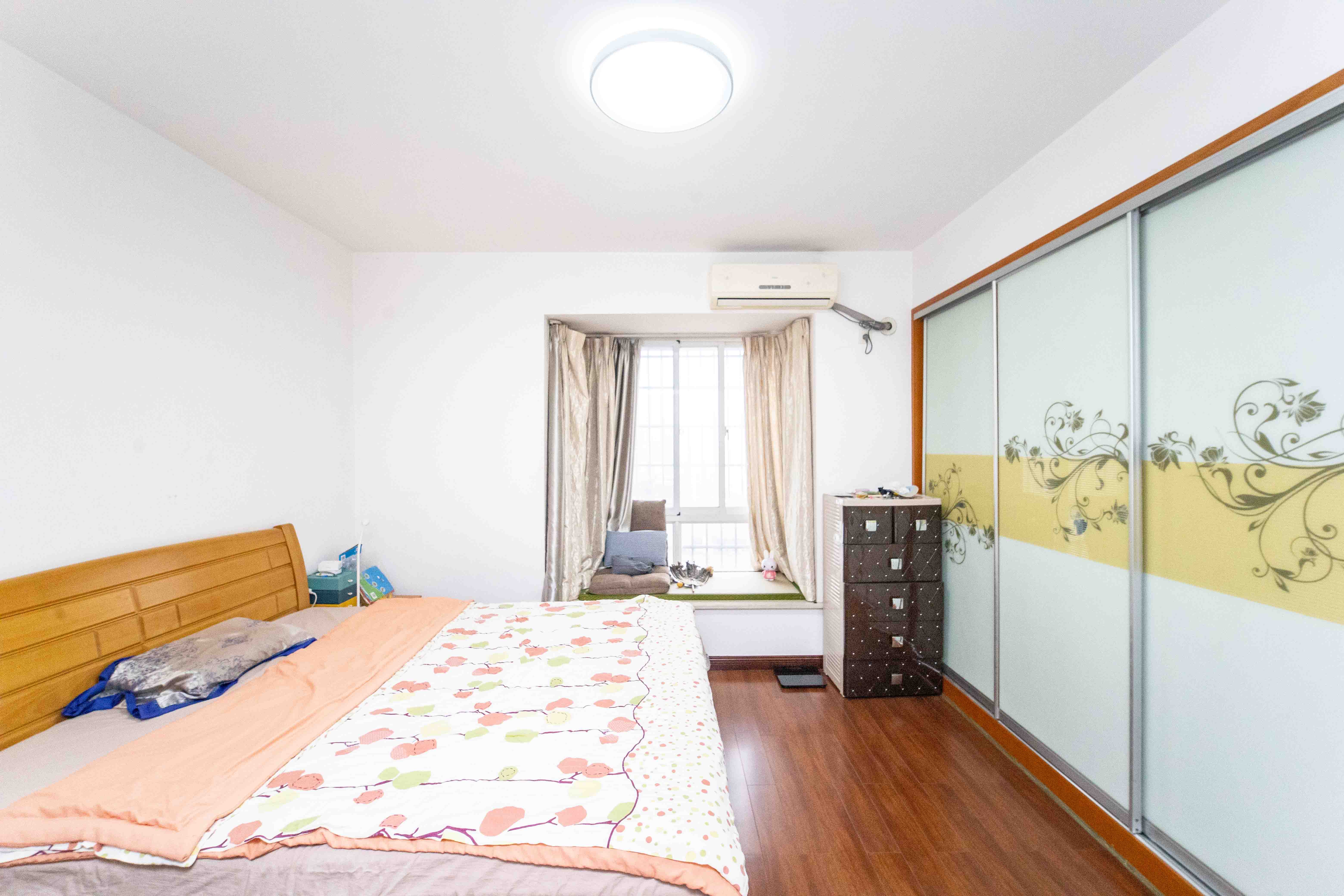 东门壹号家园  3室2厅2卫   110.00万卧室