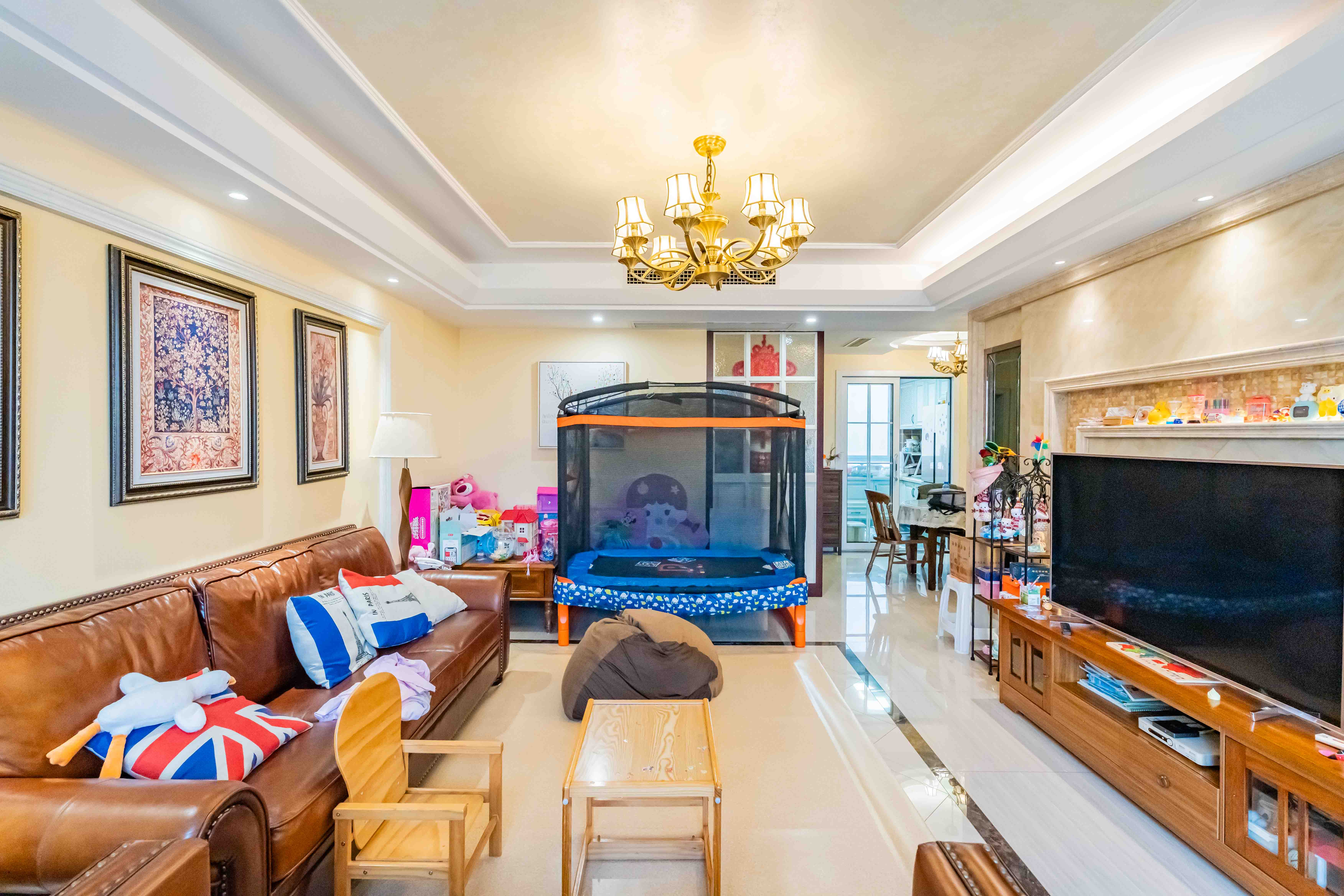 圣爵菲斯  4室2厅3卫    175.0万 圣爵菲斯  4室2厅3卫    175.0万客厅