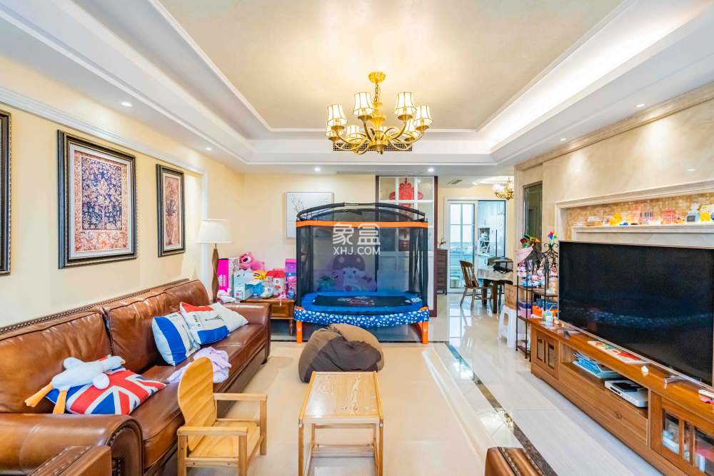 圣爵菲斯  4室2厅3卫    175.0万