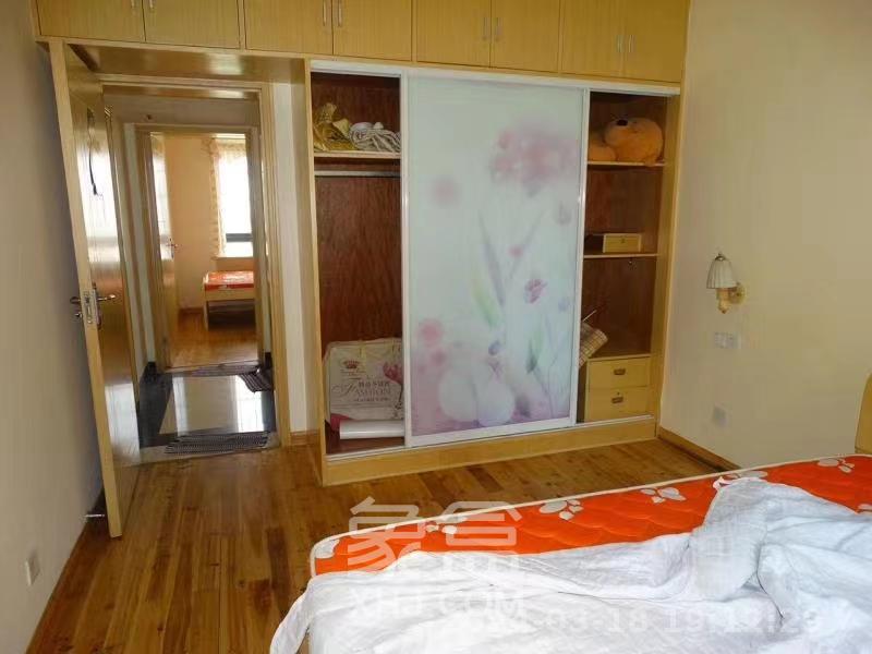 童话里  3室2厅1卫   2200.00元/月室内图