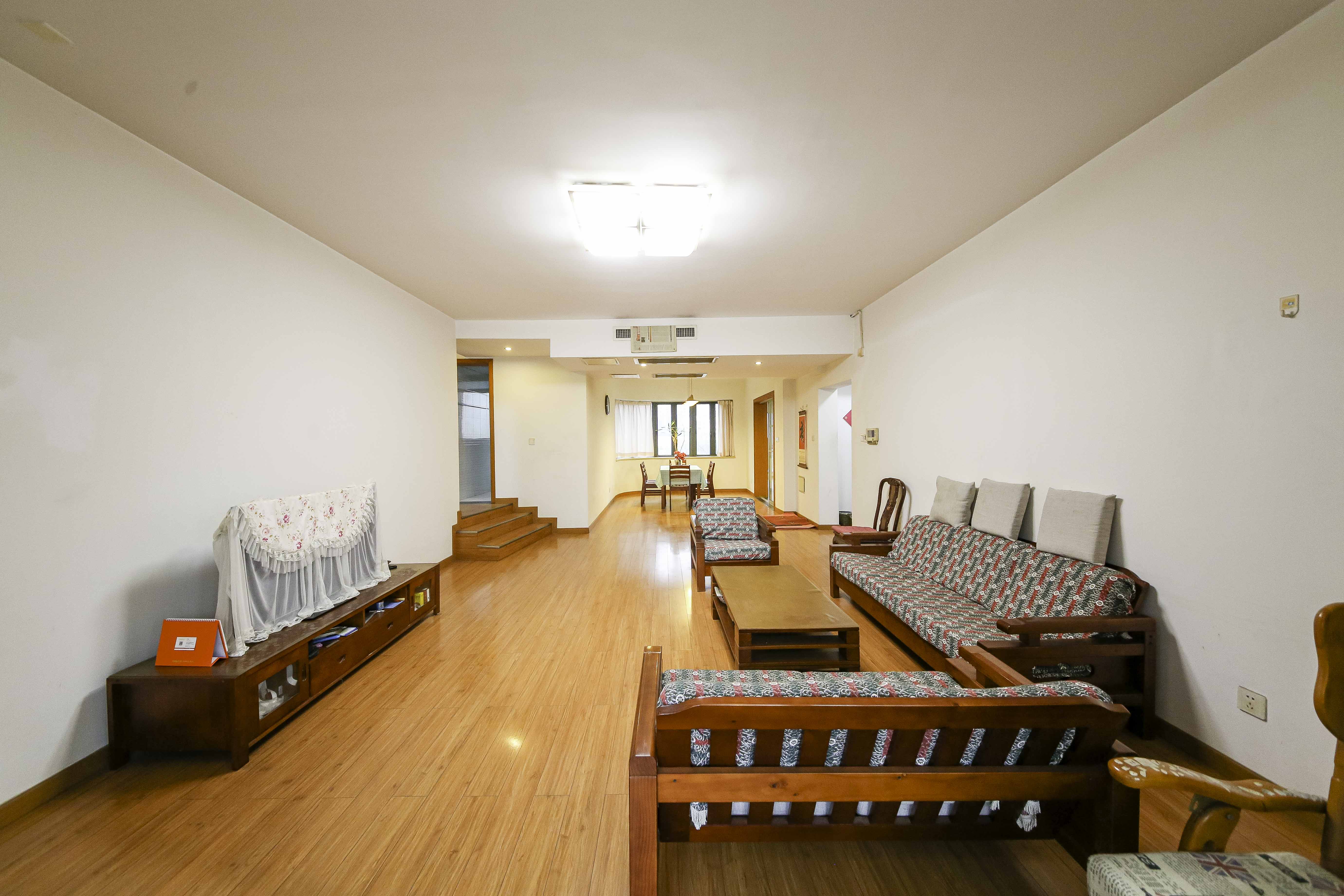 鑫源公寓 5室2厅2卫 280.0万 鑫源公寓 5室2厅2卫 280.0万客厅