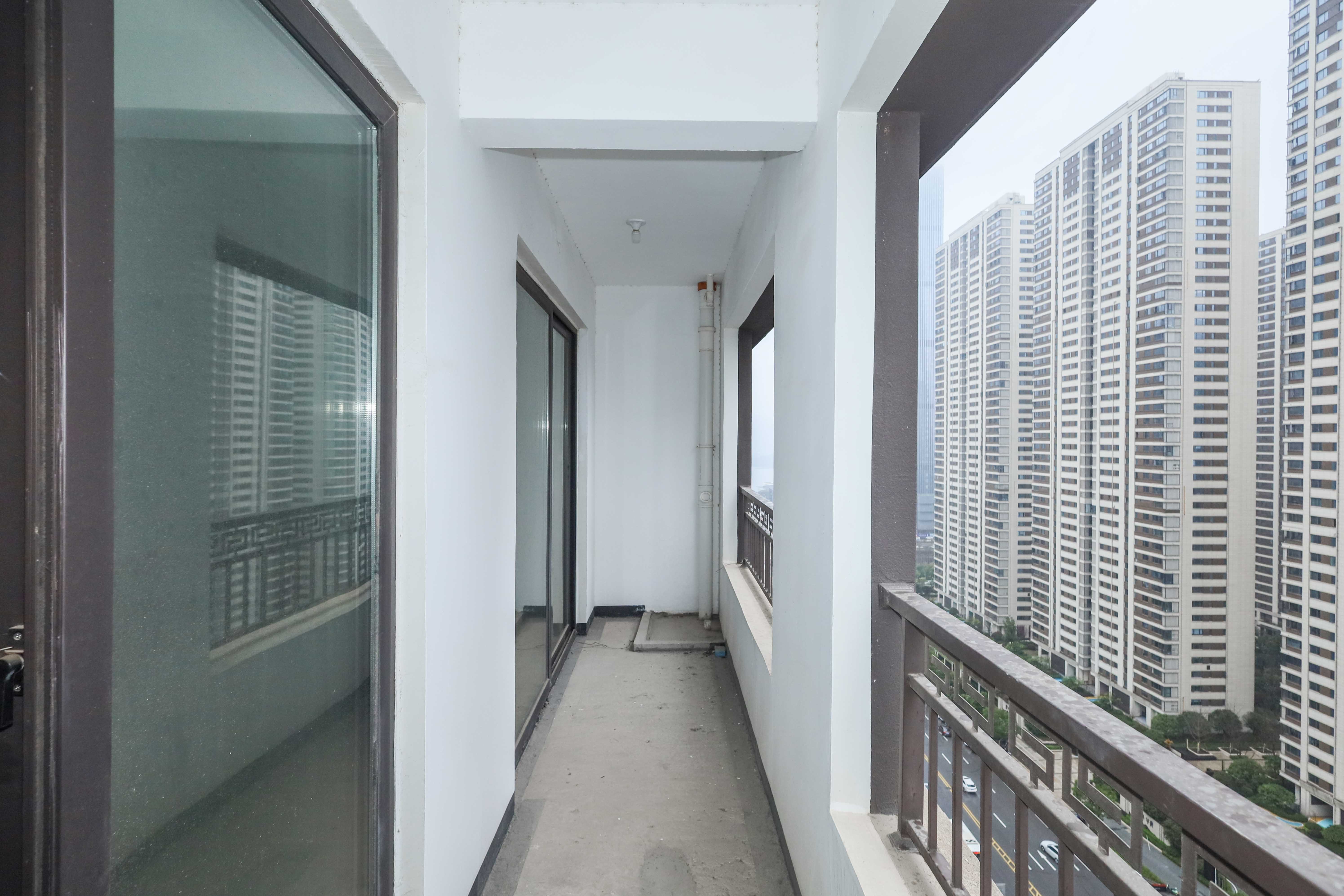 建发央著  3室2厅2卫   175.00万阳台