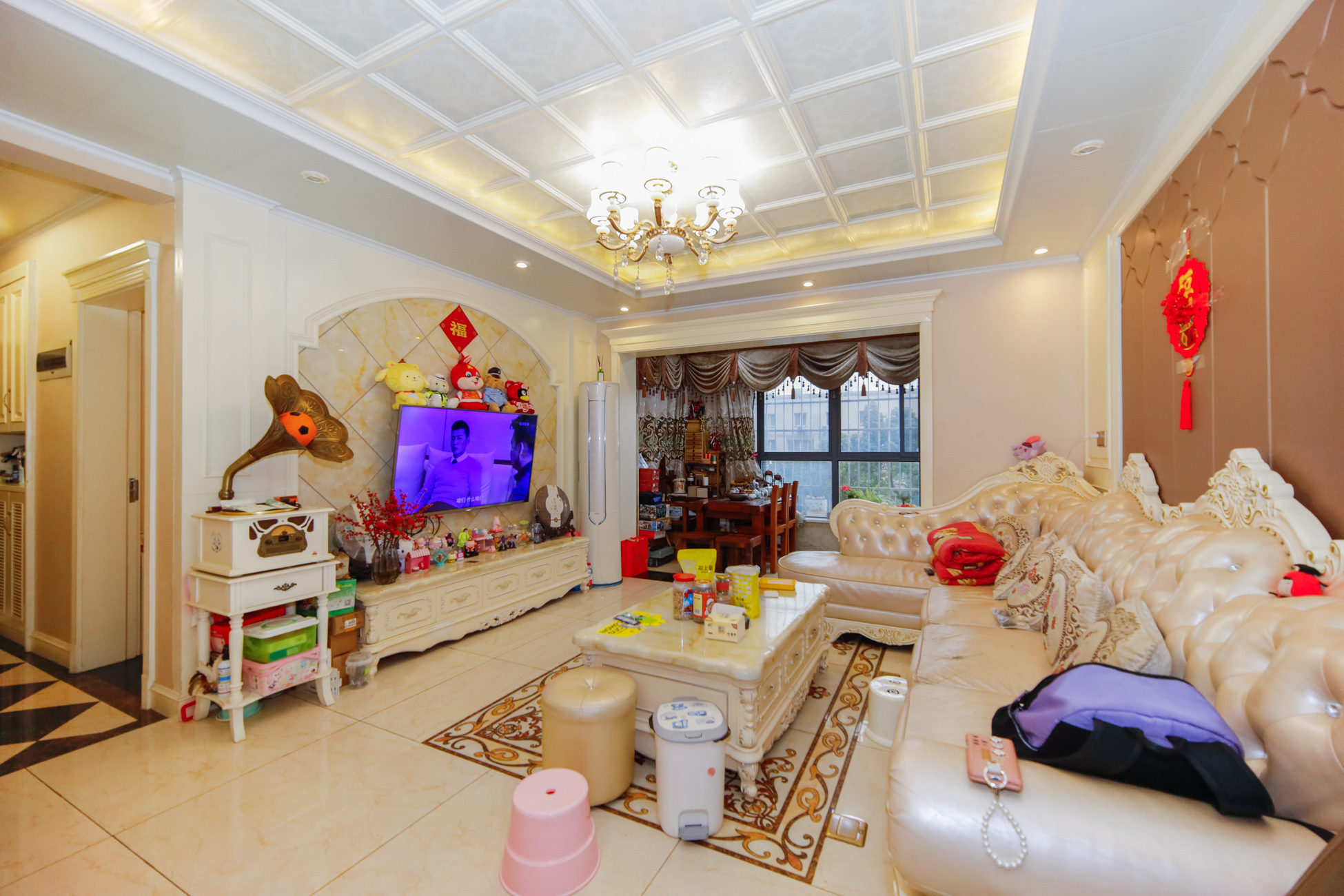 上海城小区 4室2厅2卫 120.0万 上海城小区 4室2厅2卫 120.0万客厅