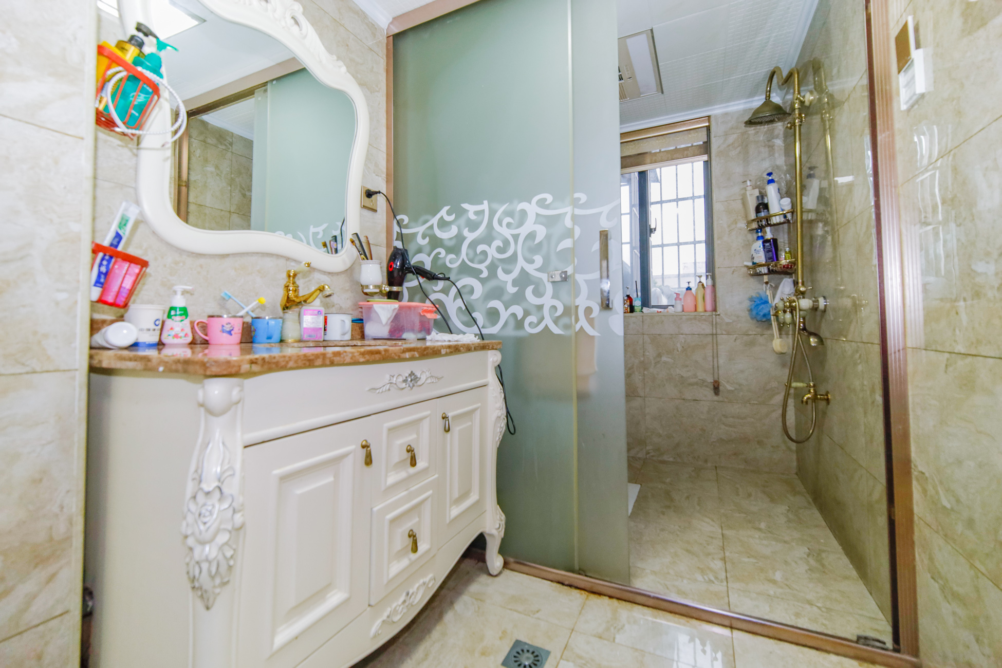 上海城小区 4室2厅2卫 120.0万 上海城小区 4室2厅2卫 120.0万卫生间