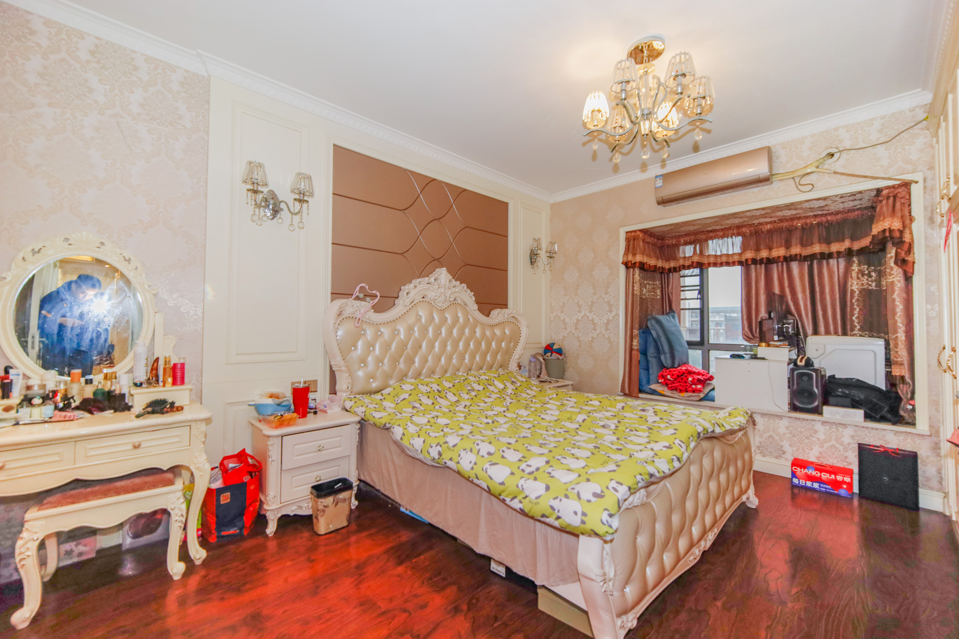 上海城小区 4室2厅2卫 120.0万 上海城小区 4室2厅2卫 120.0万卧室