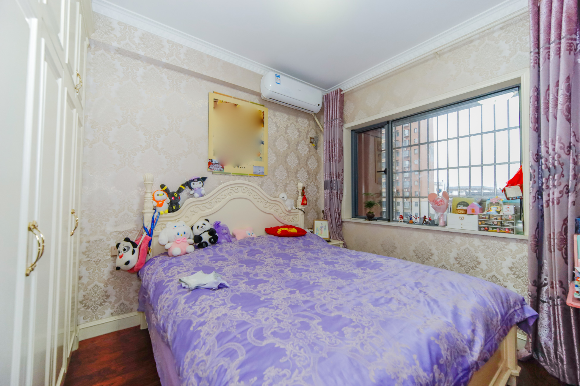 上海城小区 4室2厅2卫 120.0万 上海城小区 4室2厅2卫 120.0万卧室