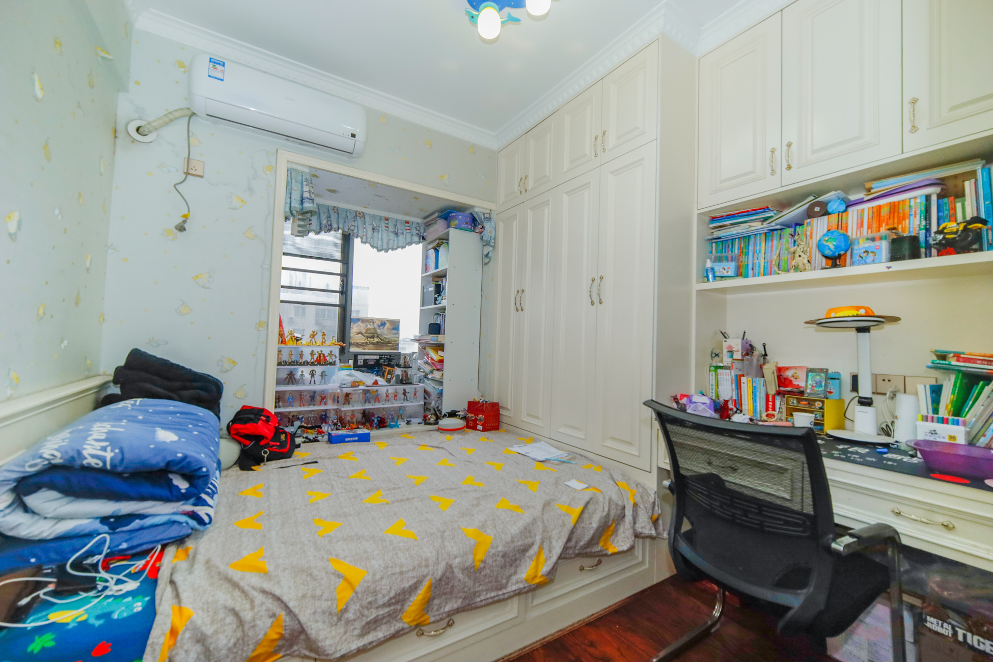 上海城小区 4室2厅2卫 120.0万 上海城小区 4室2厅2卫 120.0万卧室