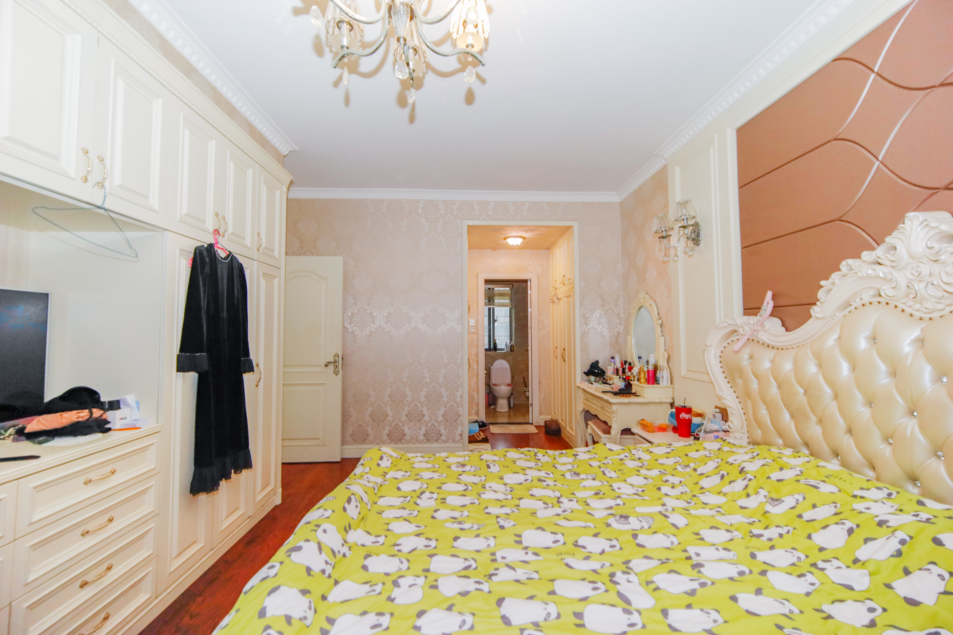 上海城小区 4室2厅2卫 120.0万 上海城小区 4室2厅2卫 120.0万卧室