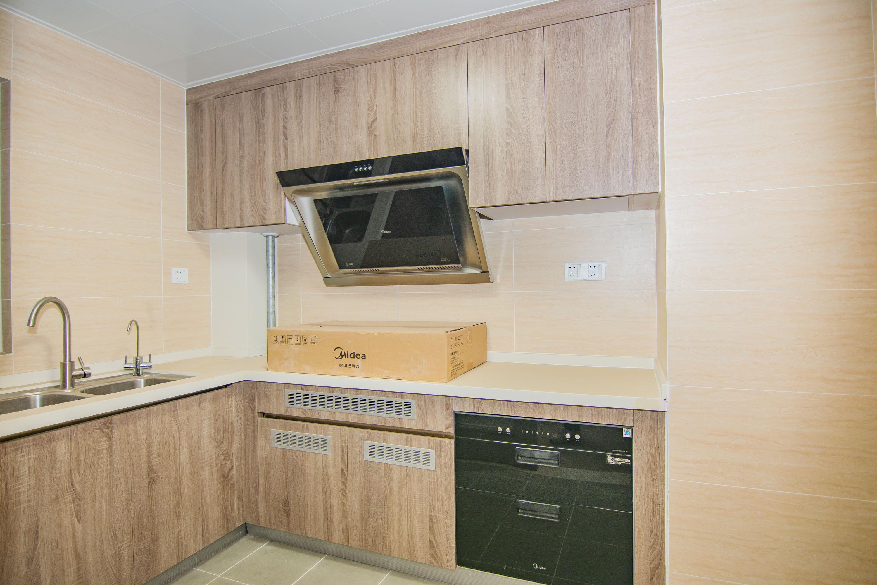 美的翰城  4室2厅2卫    94.0万 美的翰城  4室2厅2卫    94.0万厨房