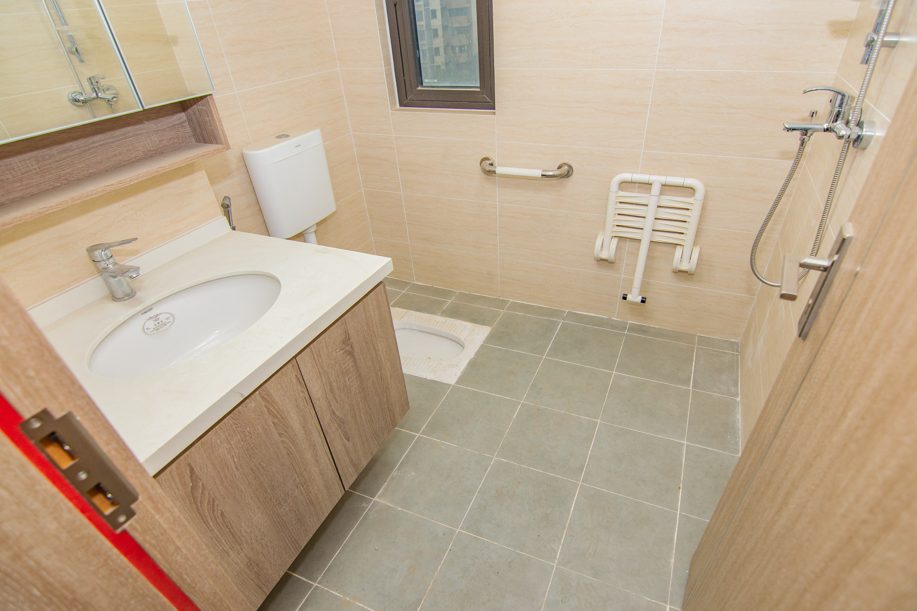 美的翰城  4室2厅2卫    94.0万 美的翰城  4室2厅2卫    94.0万卫生间