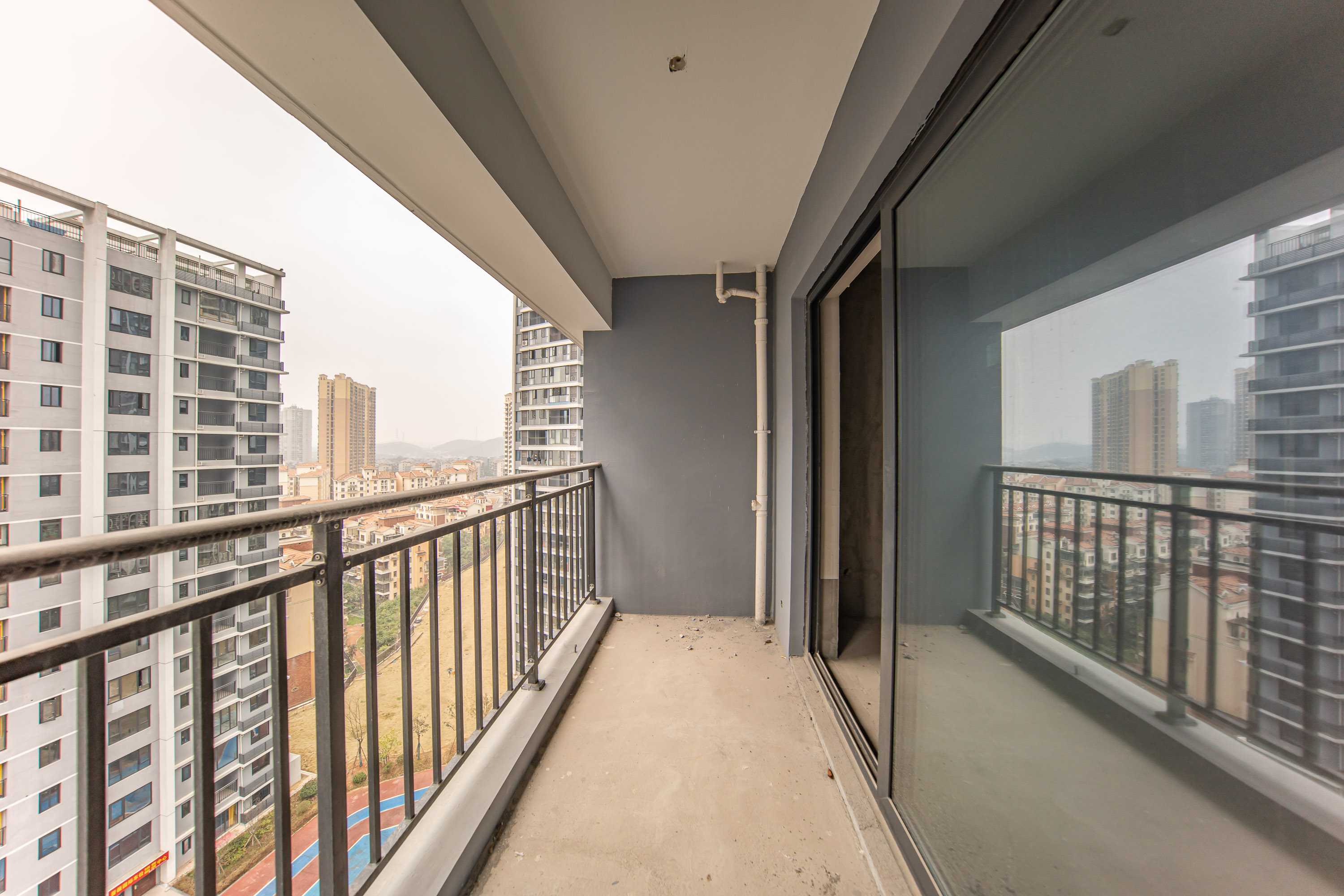 蔷薇国际  3室2厅2卫    70.0万阳台